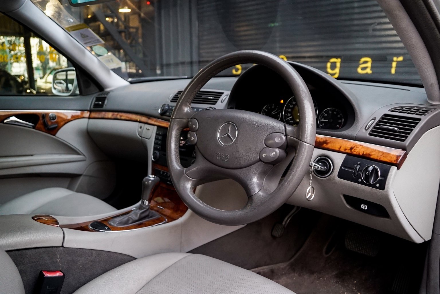 Mercedes-Benz E-Class W211 E200 ปี 2008 สีเงิน (รูปที่ 8)