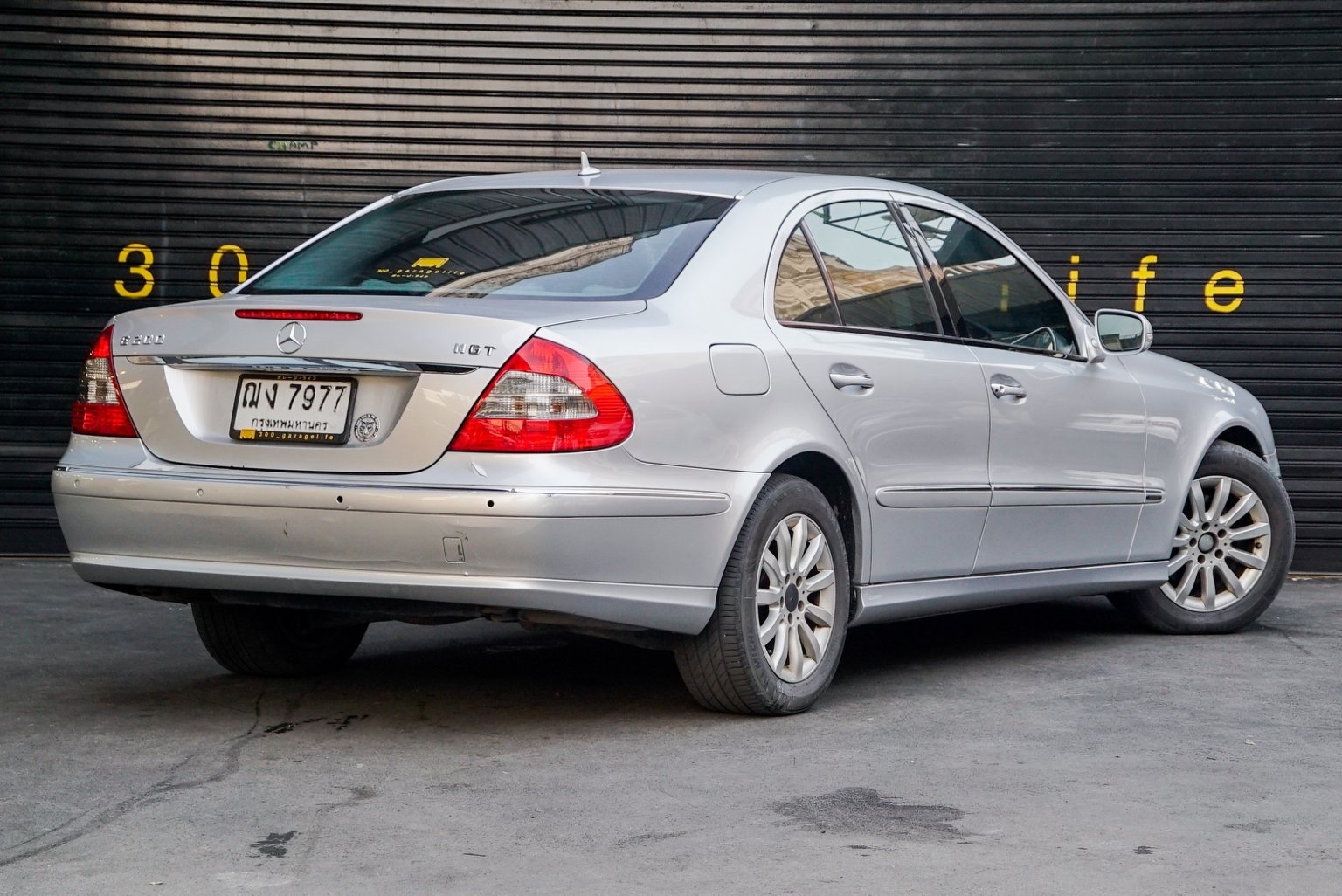 Mercedes-Benz E-Class W211 E200 ปี 2008 สีเงิน (รูปที่ 2)