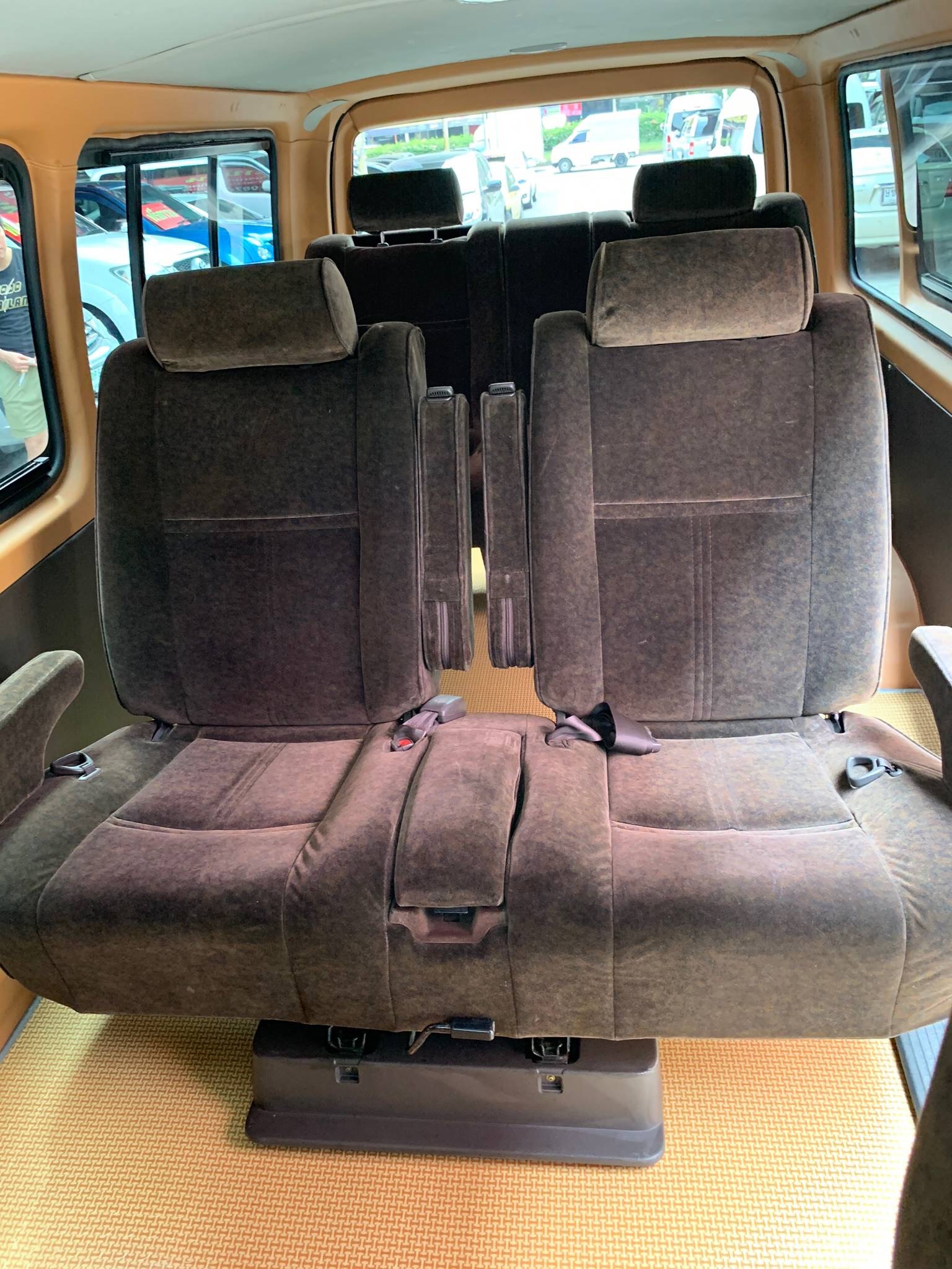 Toyota HiAce หลังคาเตี้ย ปี 2014 สีขาว (รูปที่ 4)