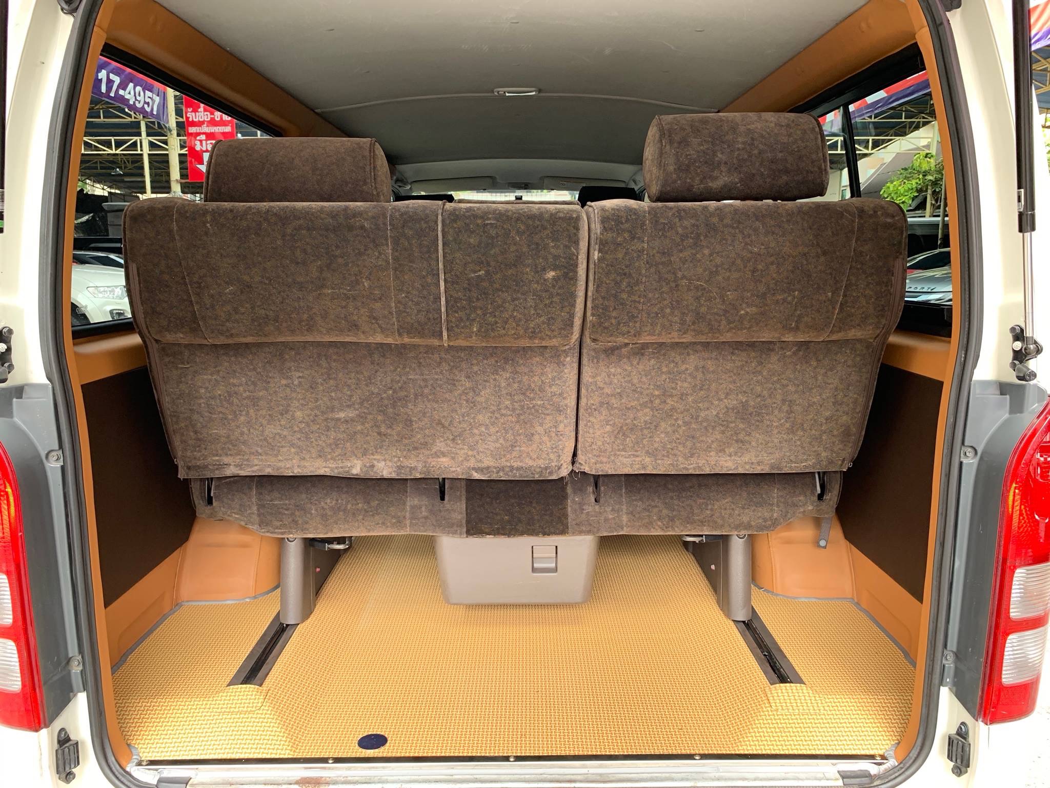 Toyota HiAce หลังคาเตี้ย ปี 2014 สีขาว (รูปที่ 5)