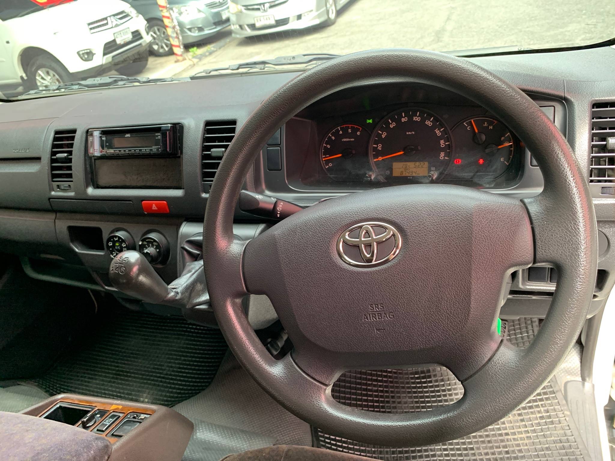 Toyota HiAce หลังคาเตี้ย ปี 2014 สีขาว