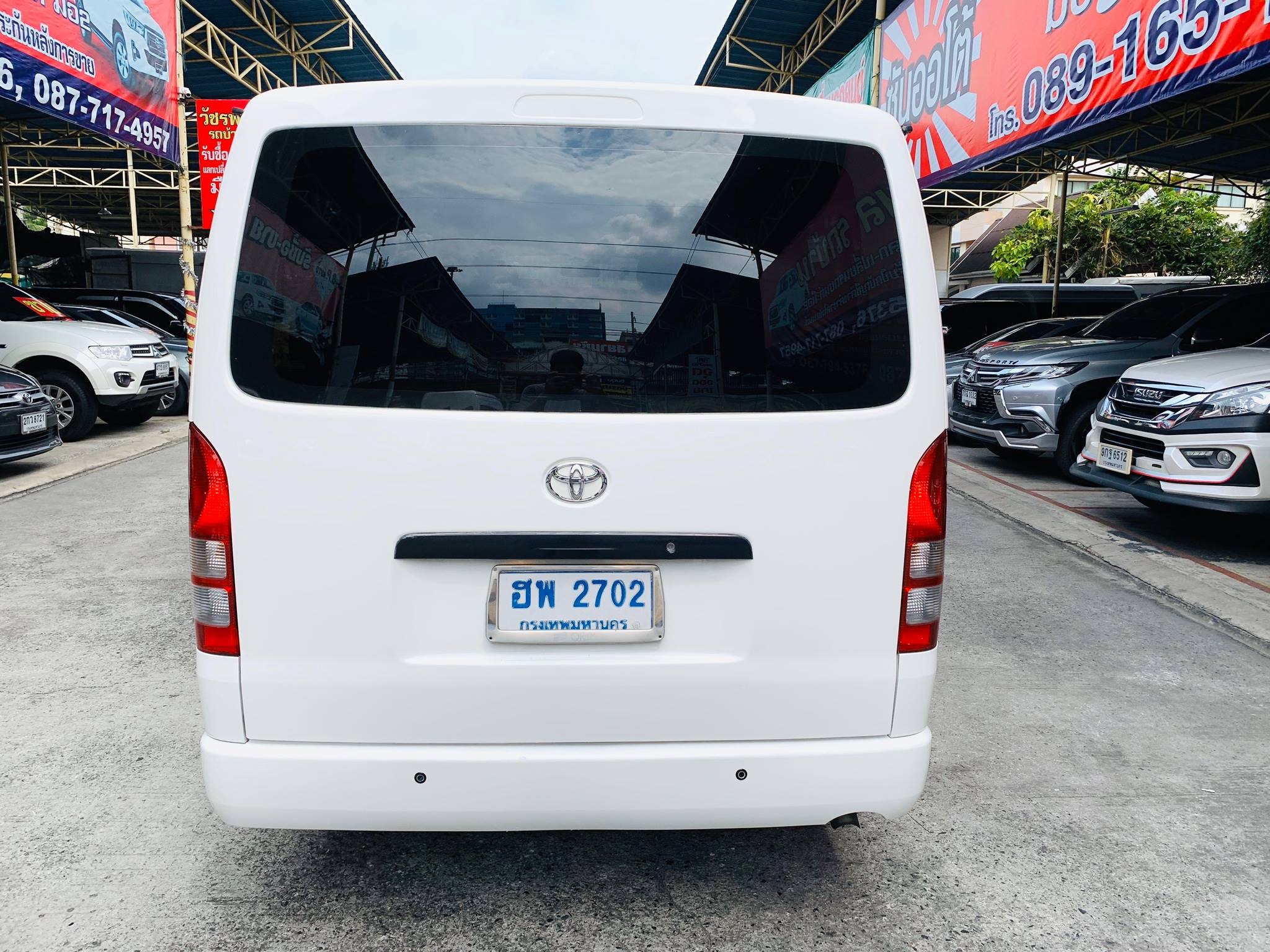 Toyota HiAce หลังคาเตี้ย ปี 2014 สีขาว