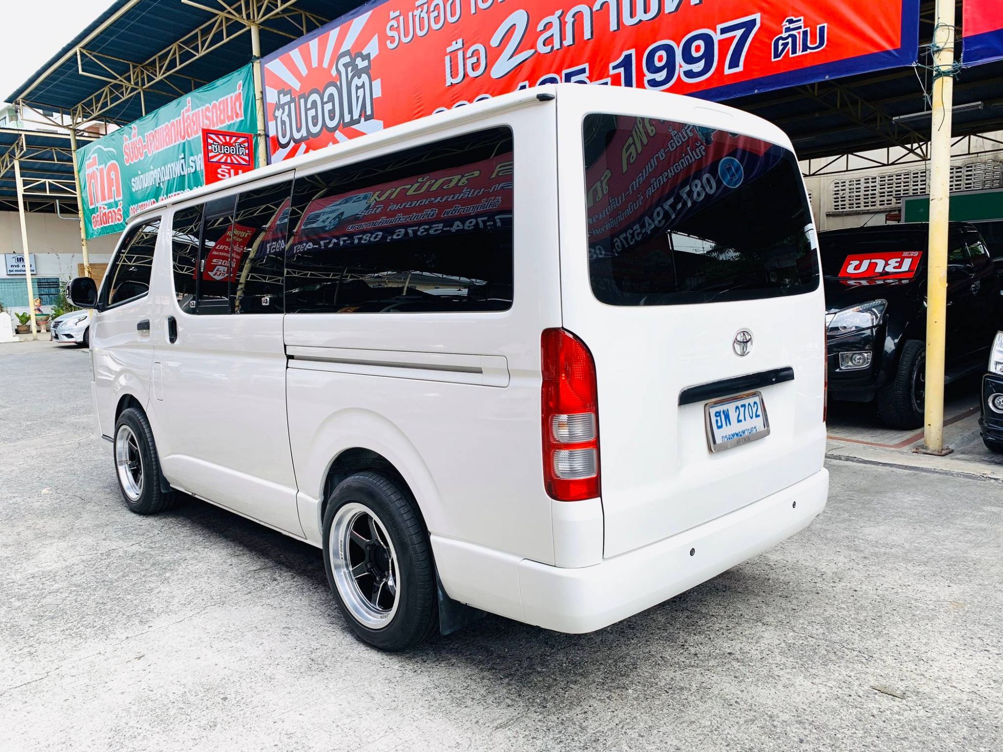 Toyota HiAce หลังคาเตี้ย ปี 2014 สีขาว