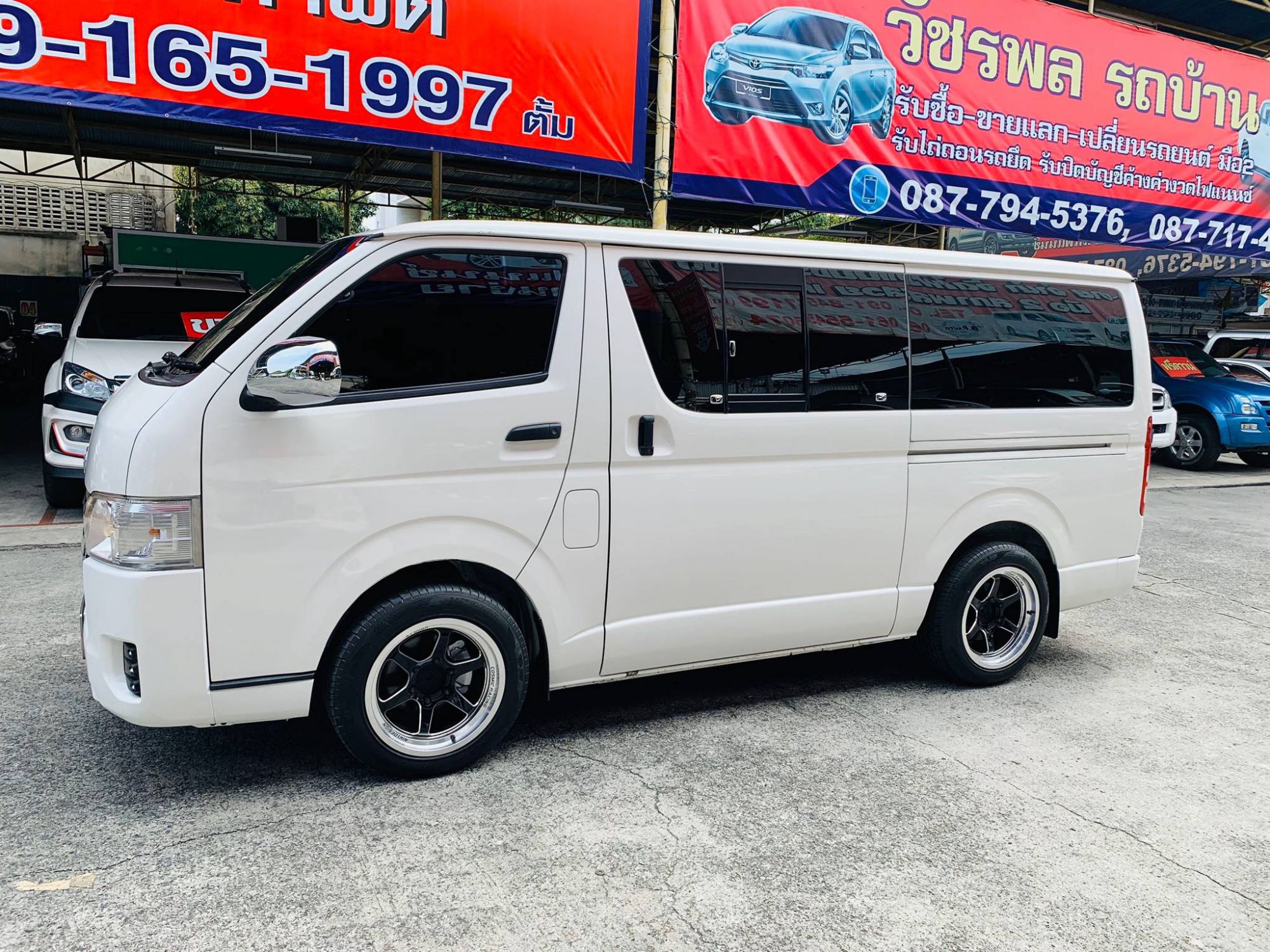 Toyota HiAce หลังคาเตี้ย ปี 2014 สีขาว