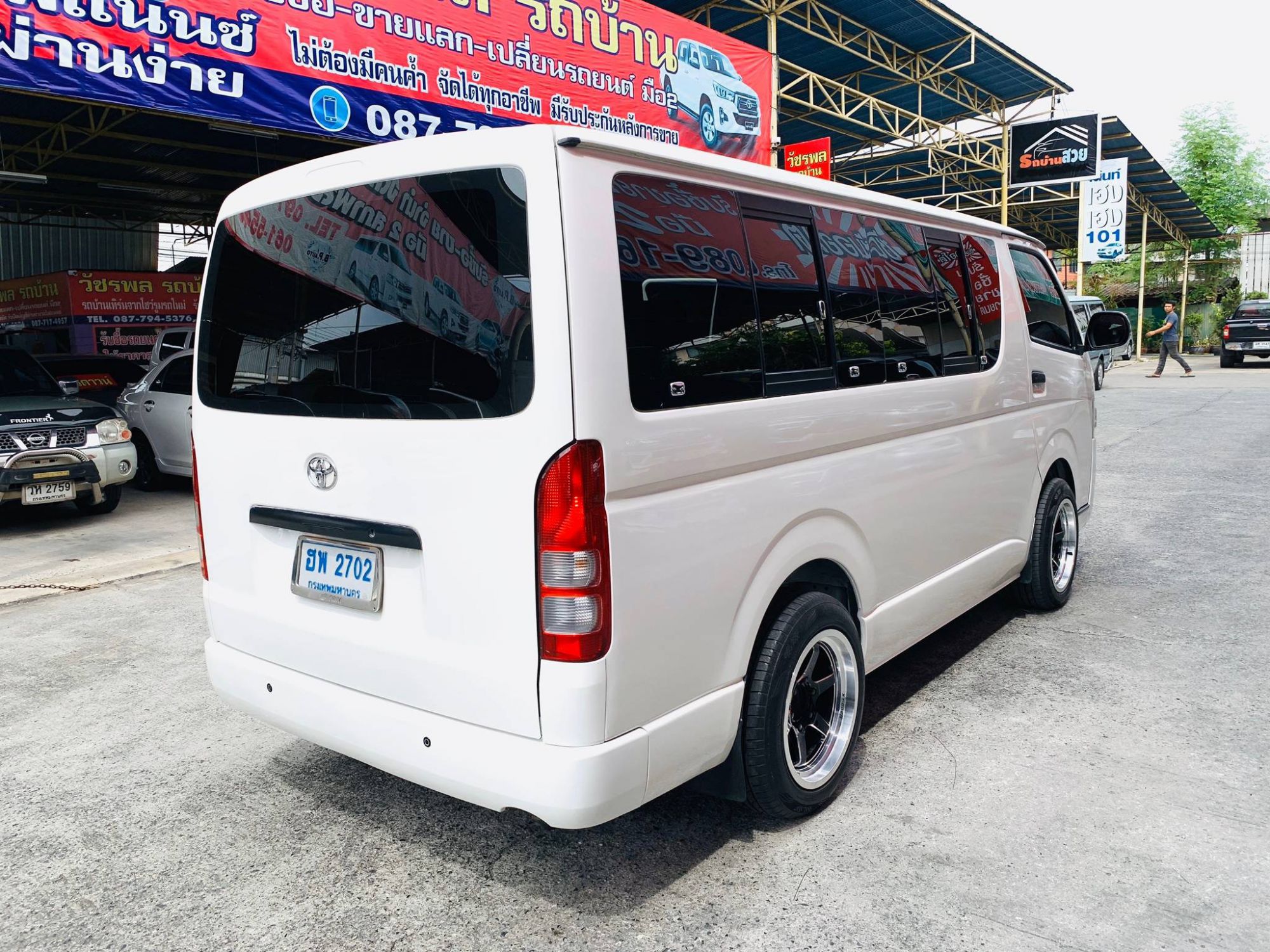 Toyota HiAce หลังคาเตี้ย ปี 2014 สีขาว