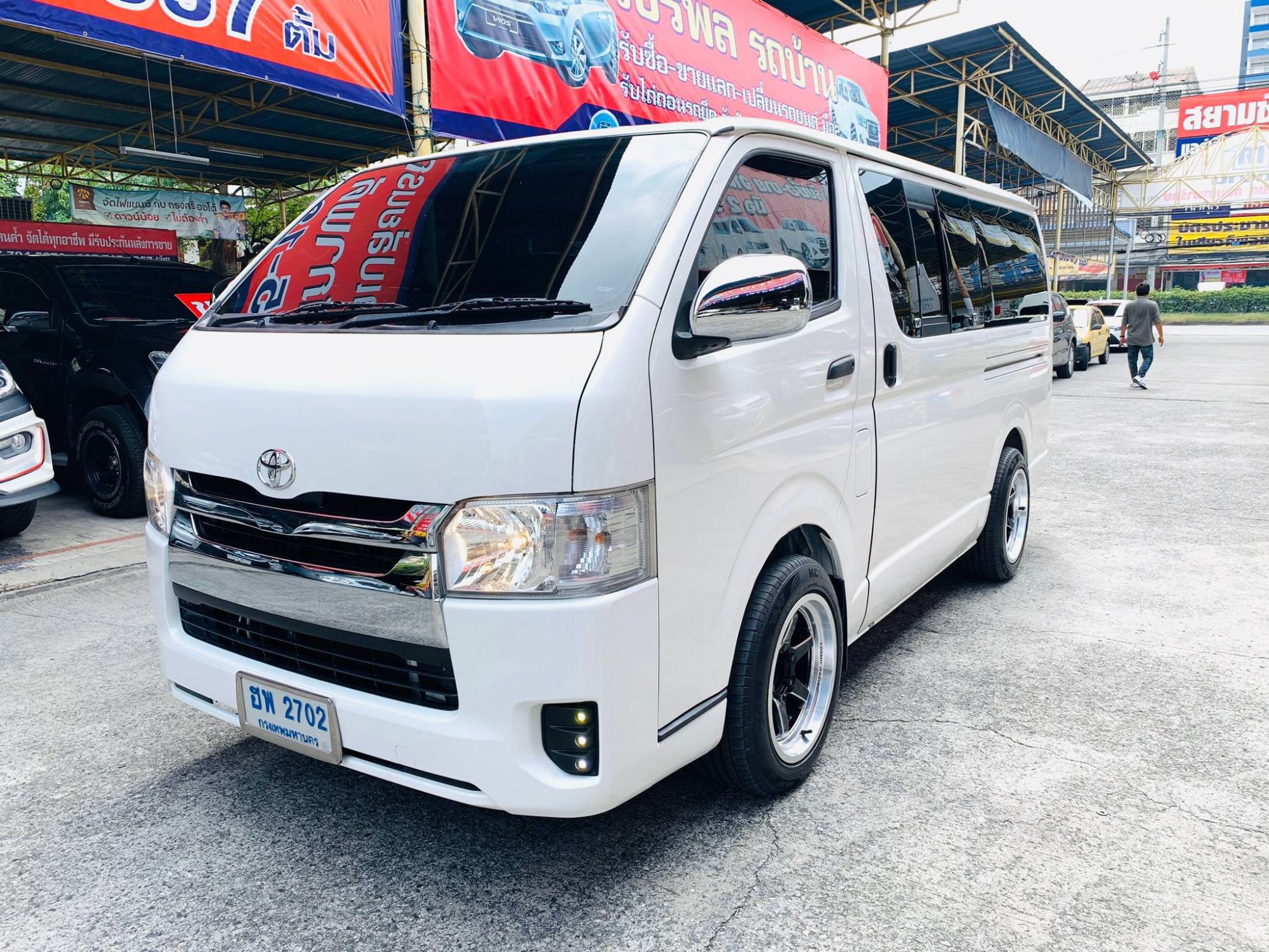 Toyota HiAce หลังคาเตี้ย ปี 2014 สีขาว