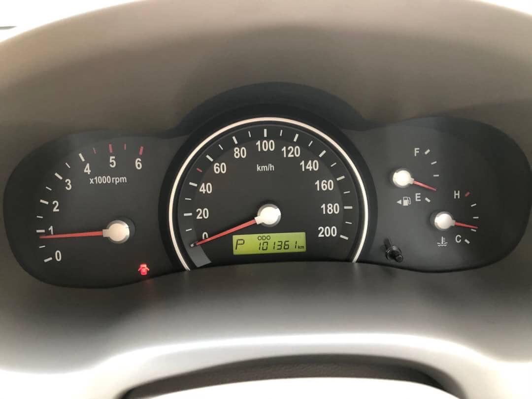 Kia Carnival Gen2 ปี 2010 สีเงิน (รูปที่ 9)