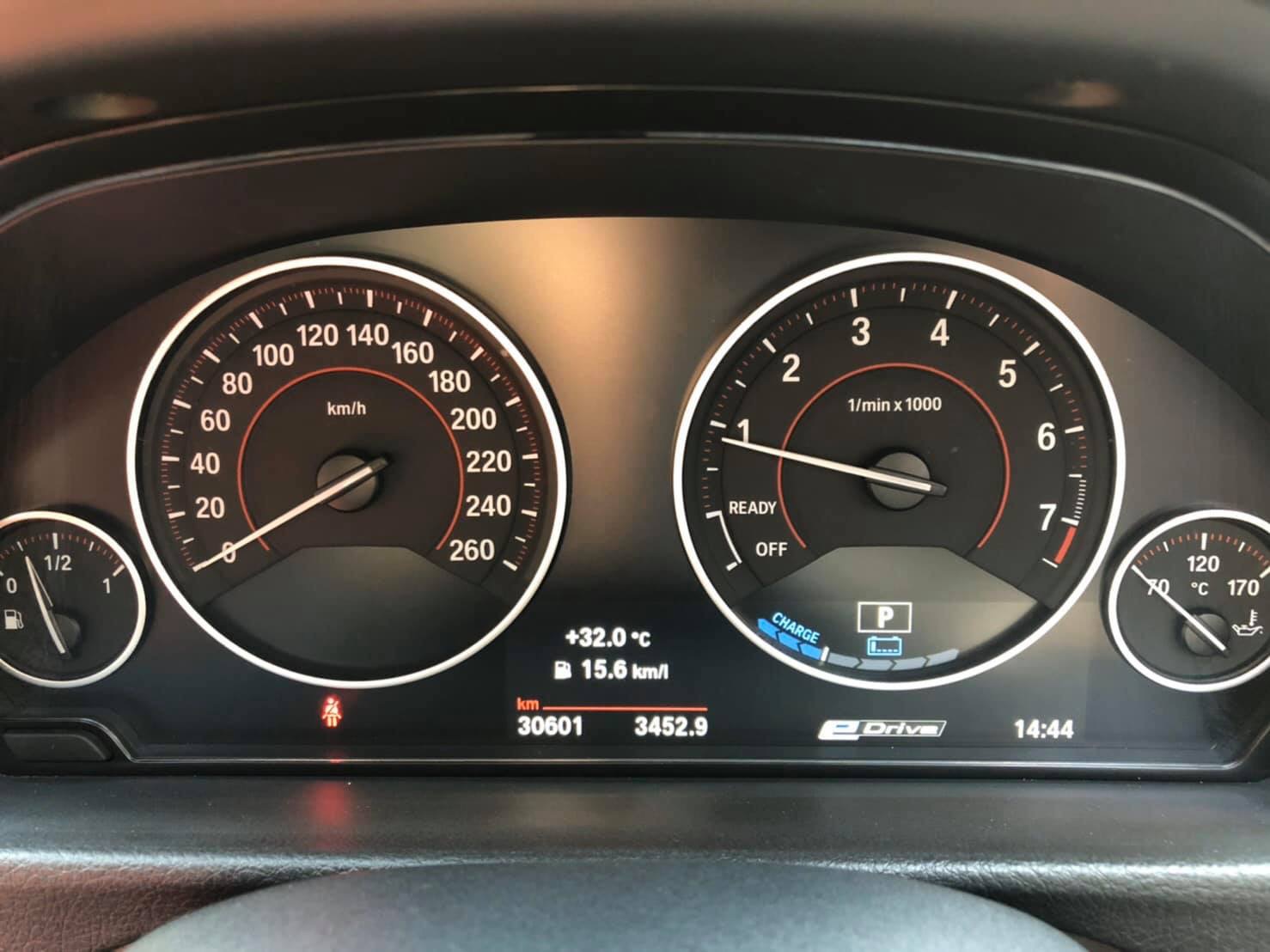 BMW 3 Series Gen6 F30 330e ปี 2017 สีขาว (รูปที่ 10)