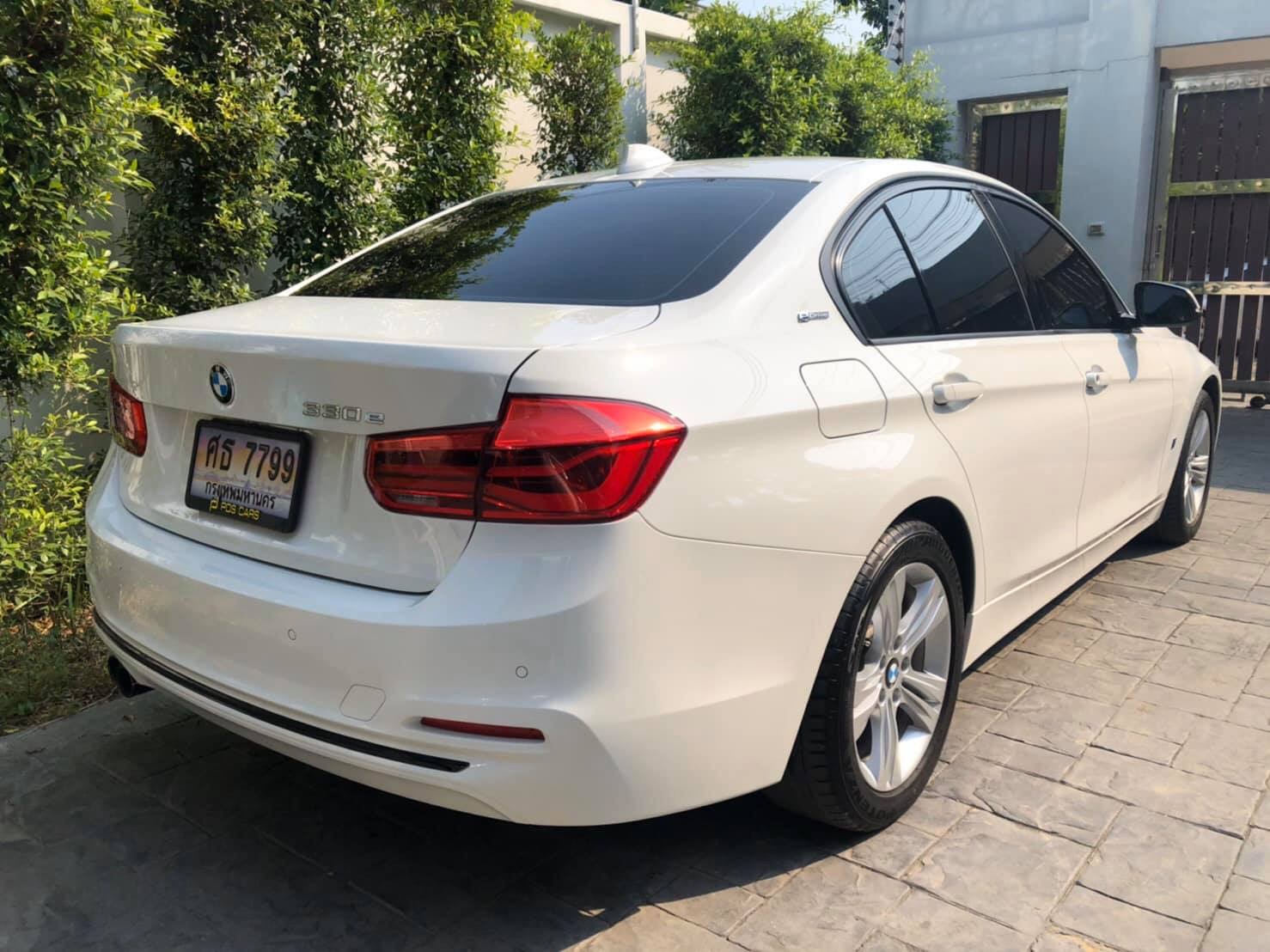 BMW 3 Series Gen6 F30 330e ปี 2017 สีขาว (รูปที่ 4)