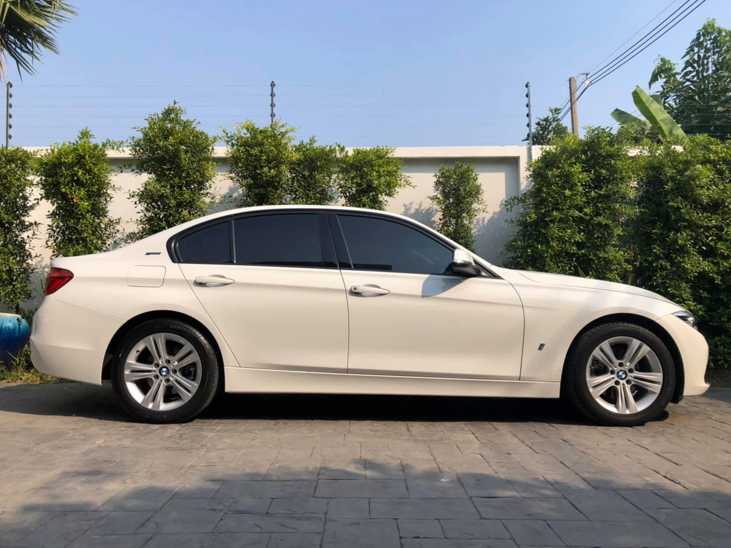 BMW 3 Series Gen6 F30 330e ปี 2017 สีขาว