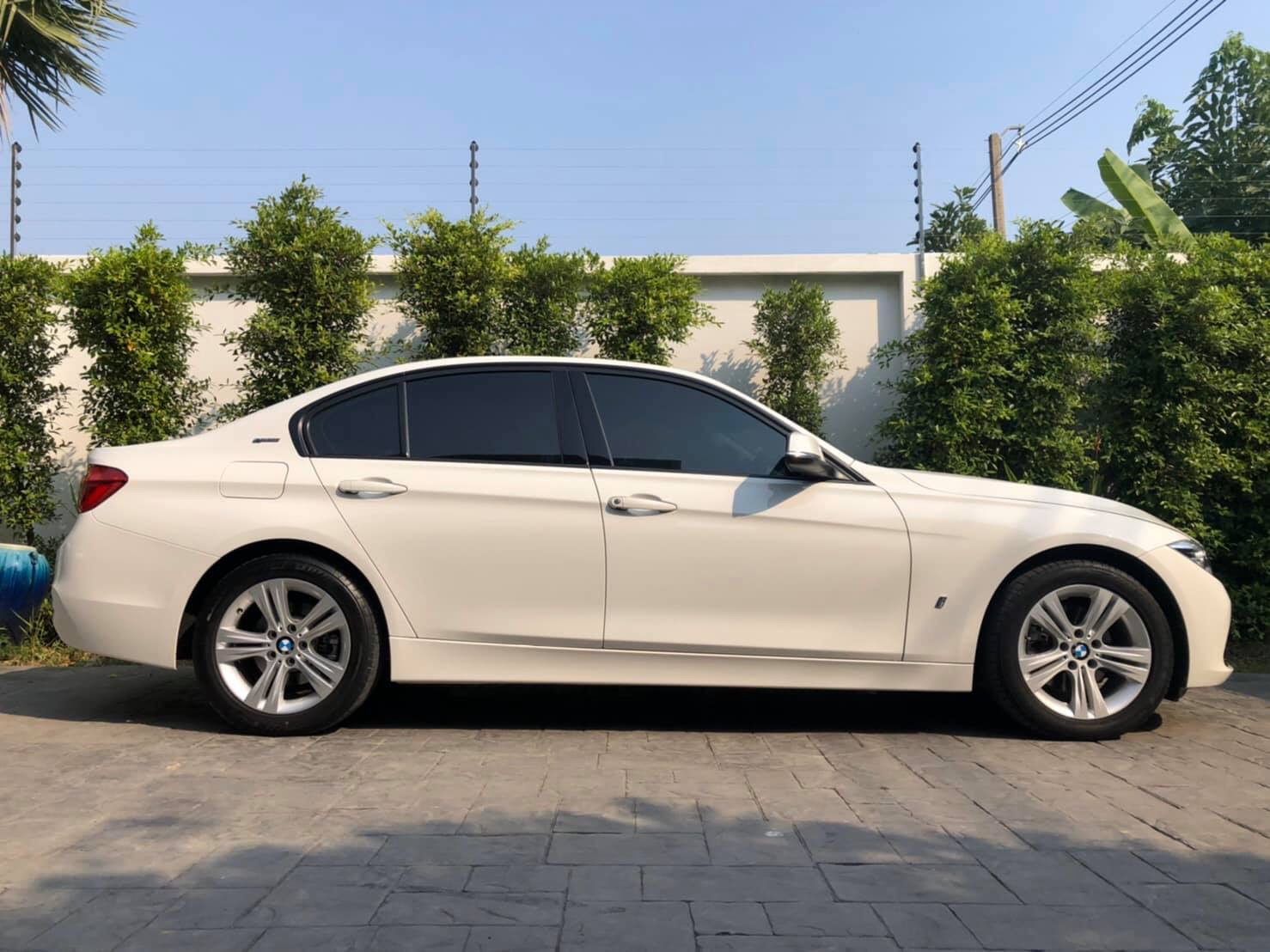 BMW 3 Series Gen6 F30 330e ปี 2017 สีขาว (รูปที่ 3)