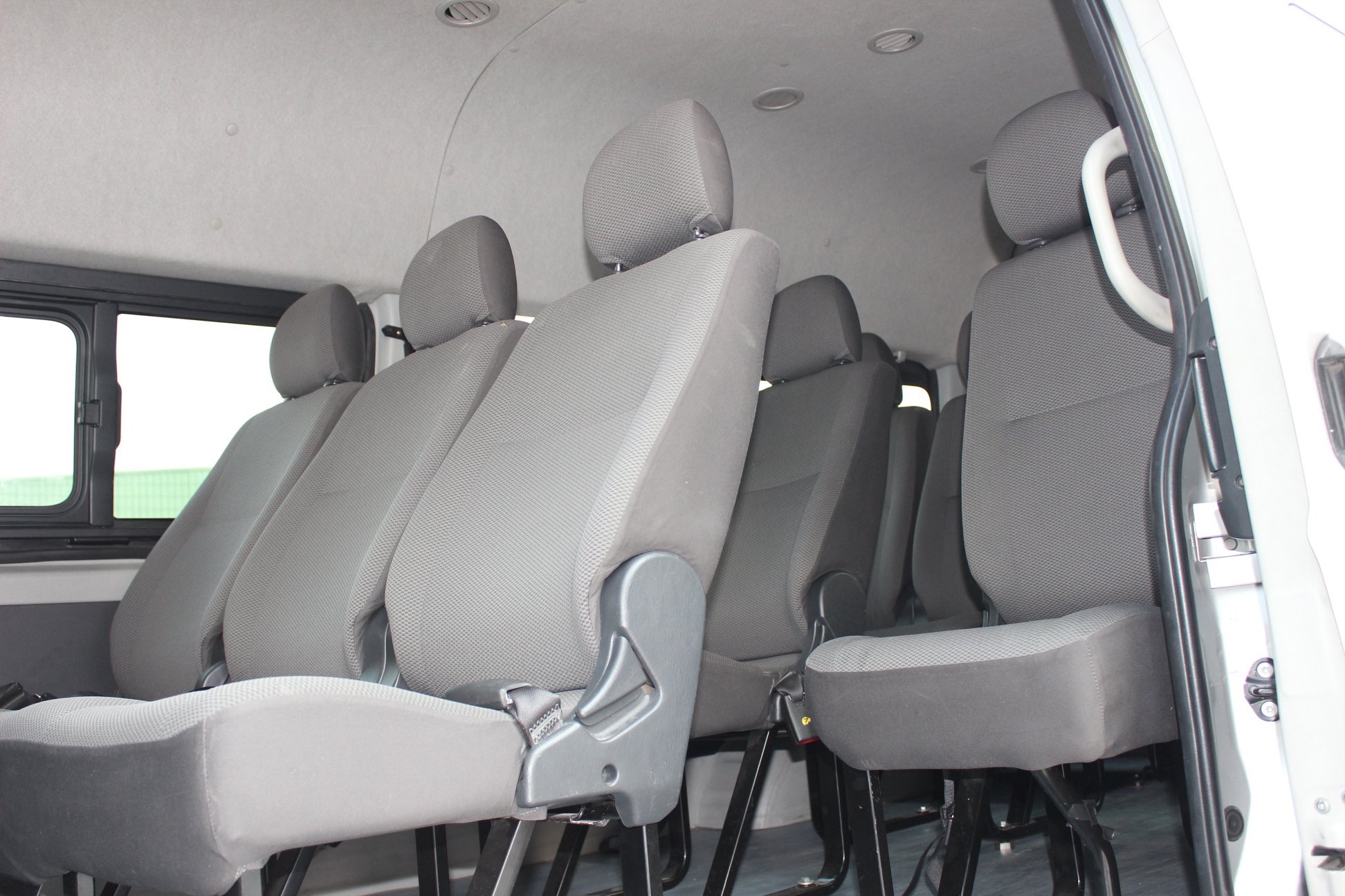 Toyota HiAce Commuter ปี 2016 สีเงิน (รูปที่ 5)