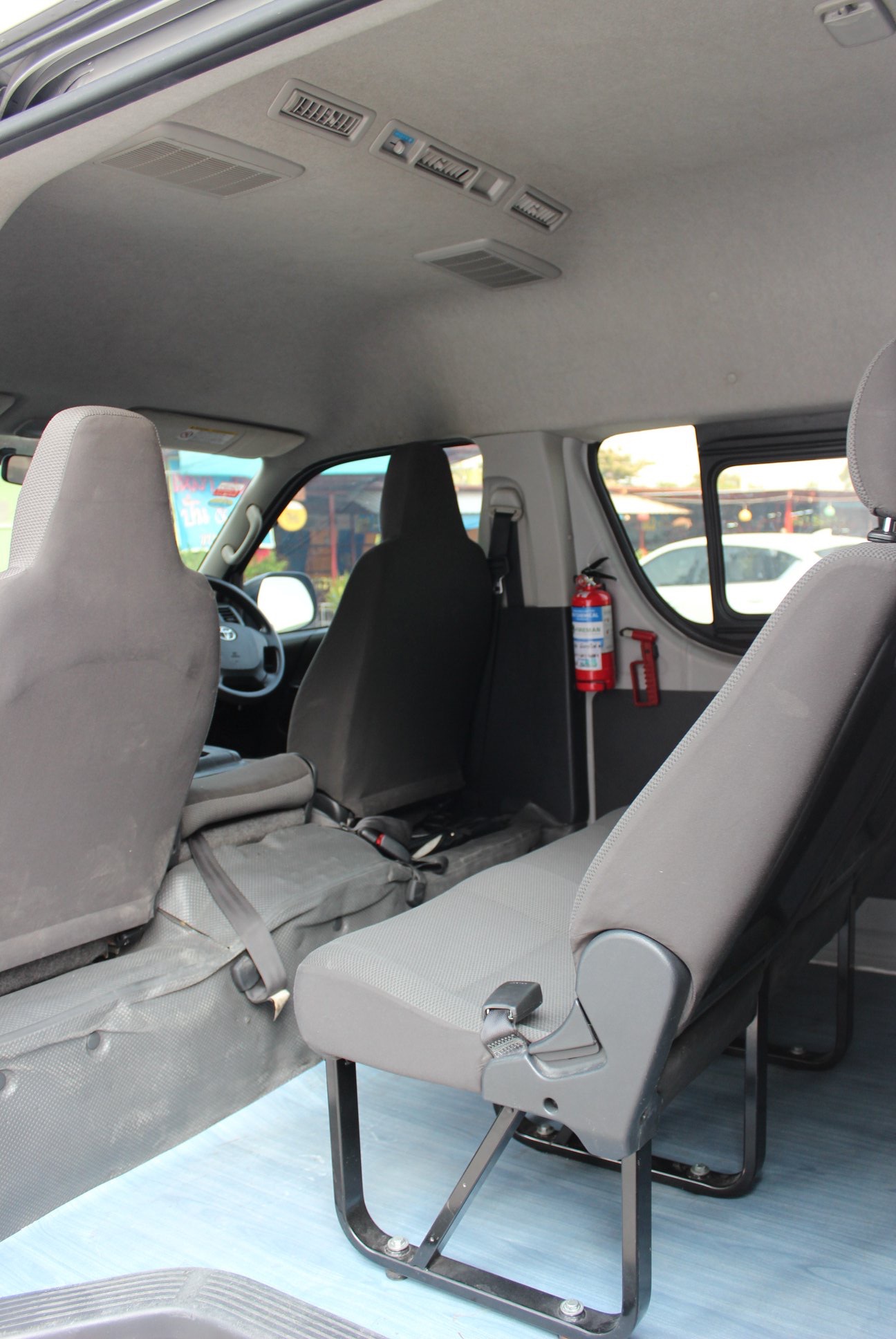Toyota HiAce Commuter ปี 2016 สีเงิน (รูปที่ 10)