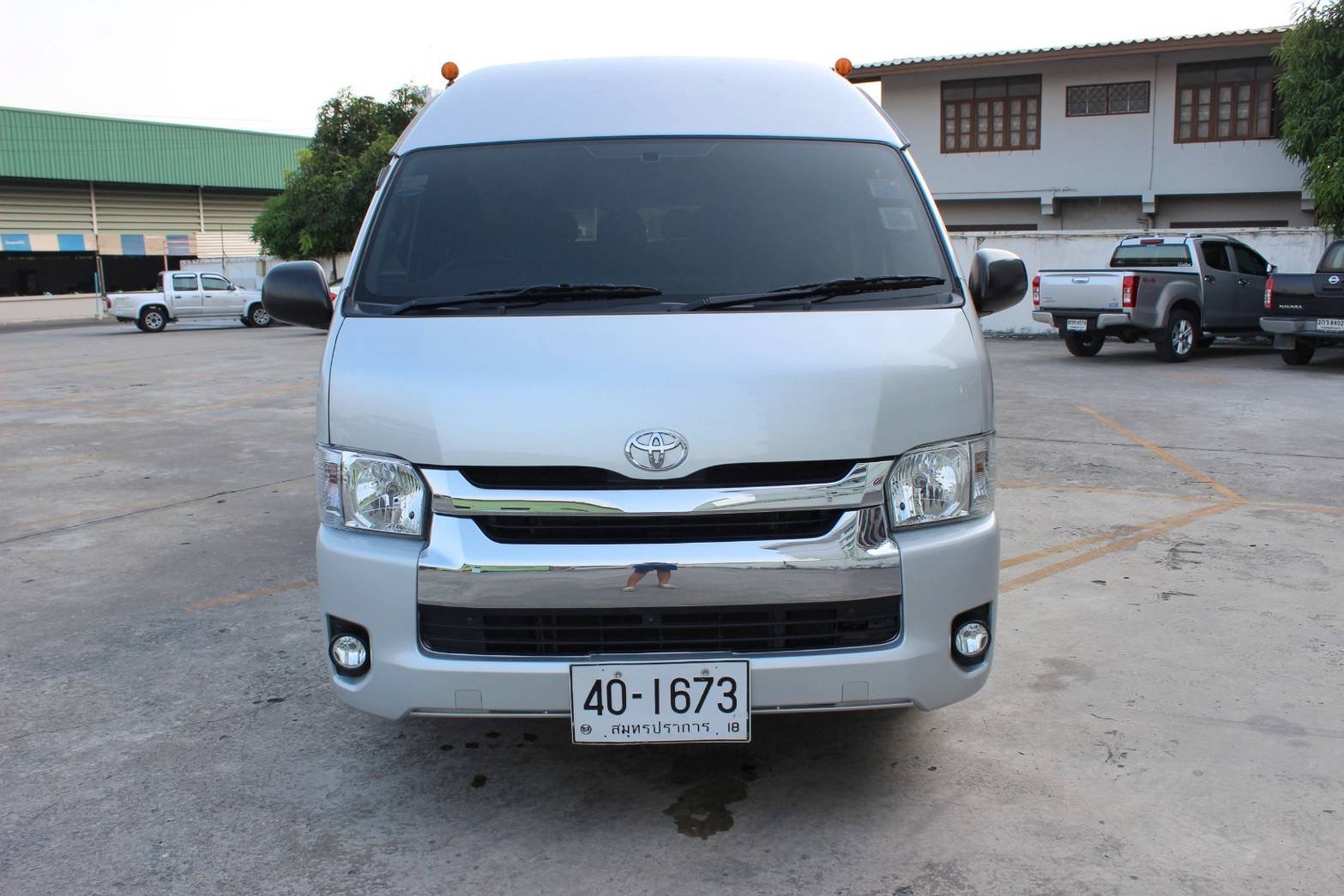 Toyota HiAce Commuter ปี 2016 สีเงิน (รูปที่ 2)