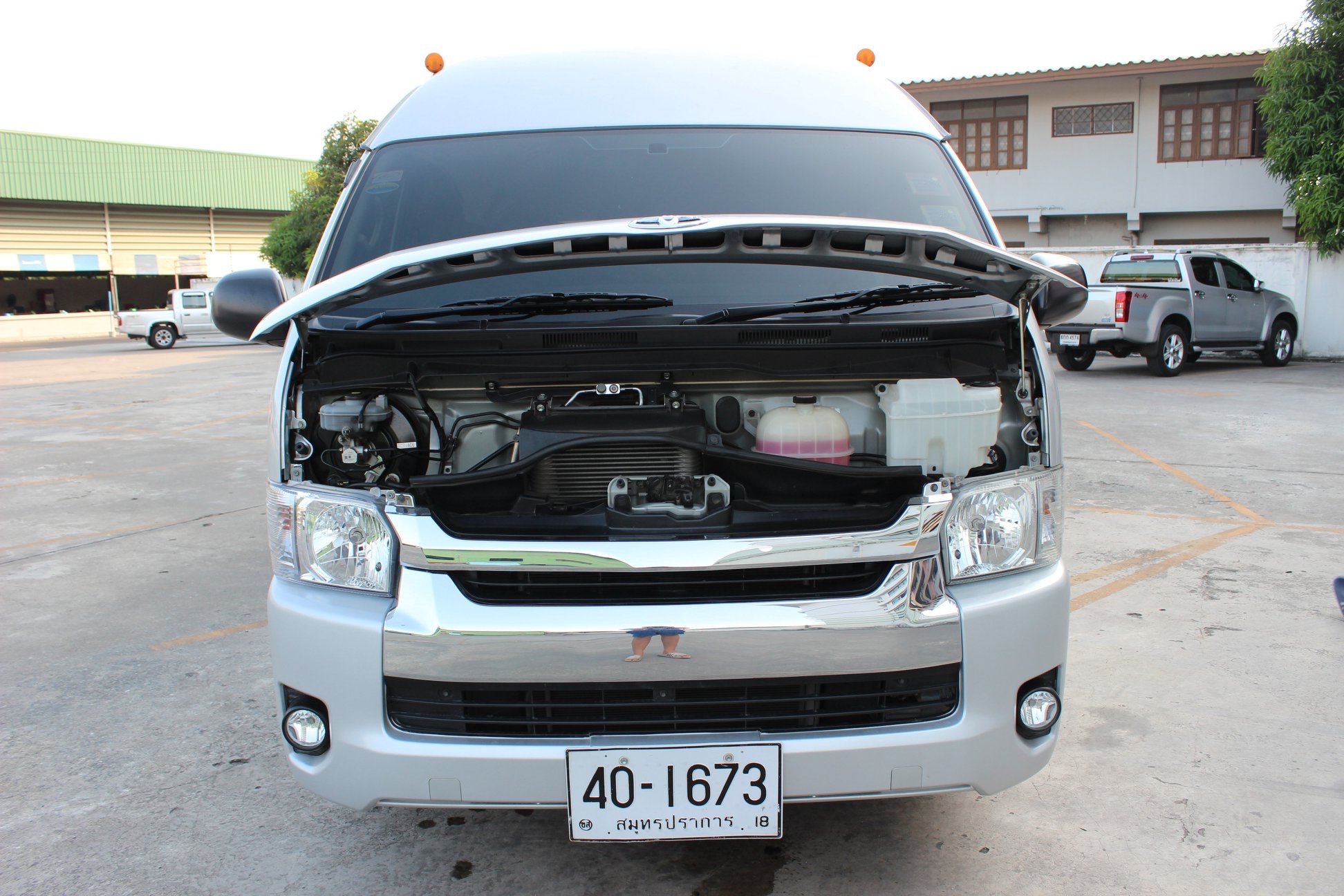 Toyota HiAce Commuter ปี 2016 สีเงิน