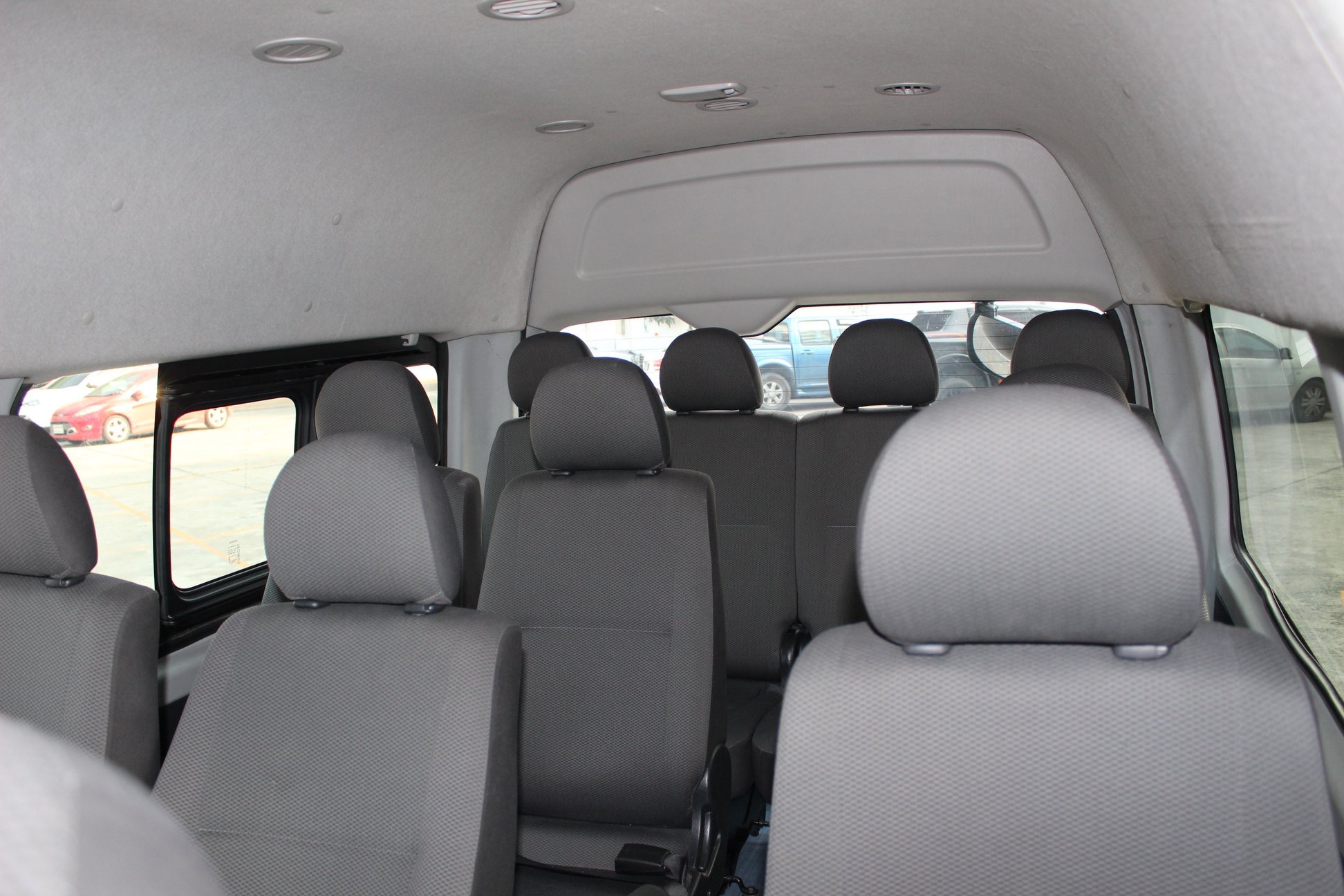 Toyota HiAce Commuter ปี 2016 สีเงิน (รูปที่ 4)