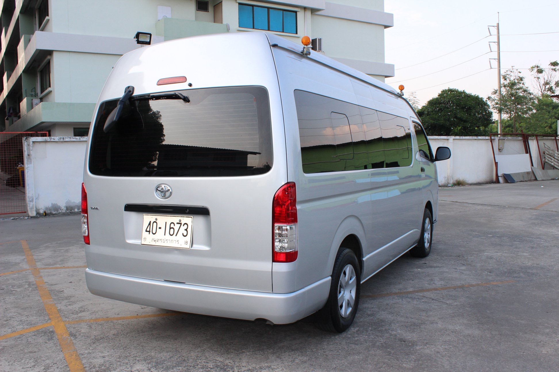 Toyota HiAce Commuter ปี 2016 สีเงิน