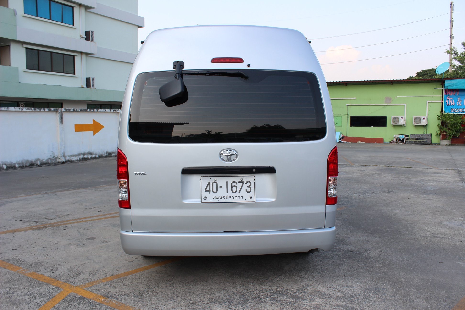 Toyota HiAce Commuter ปี 2016 สีเงิน