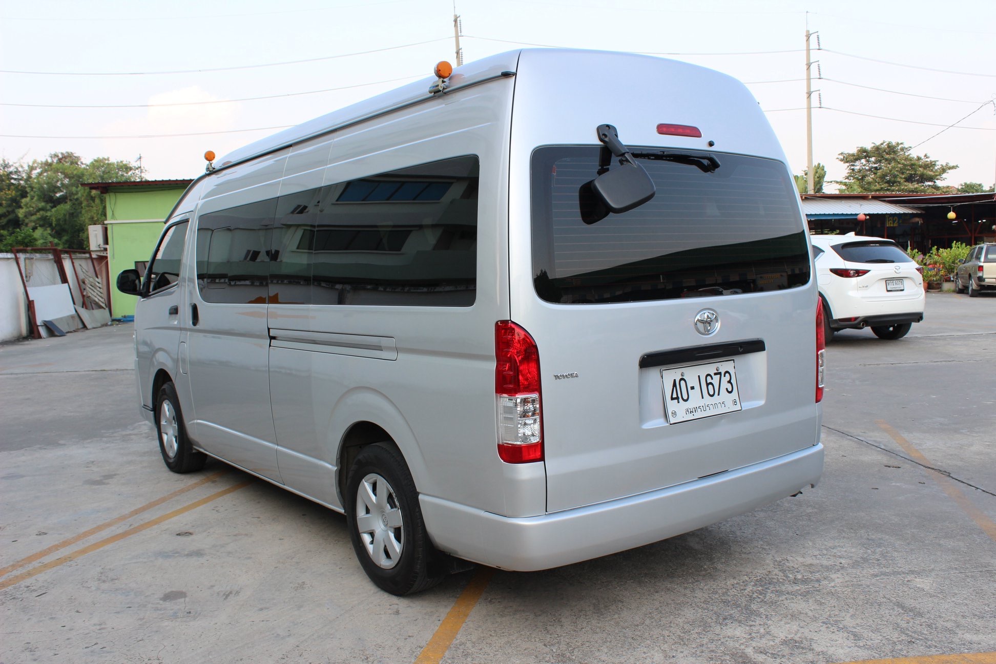 Toyota HiAce Commuter ปี 2016 สีเงิน