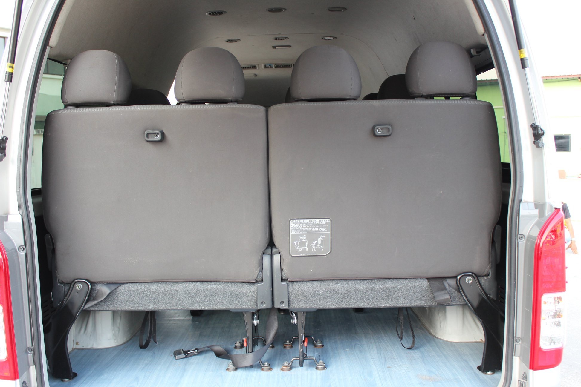 Toyota HiAce Commuter ปี 2016 สีเงิน (รูปที่ 6)