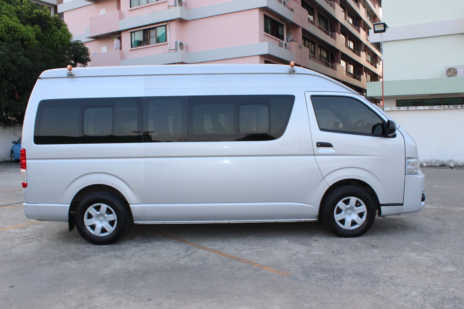 Toyota HiAce Commuter ปี 2016 สีเงิน