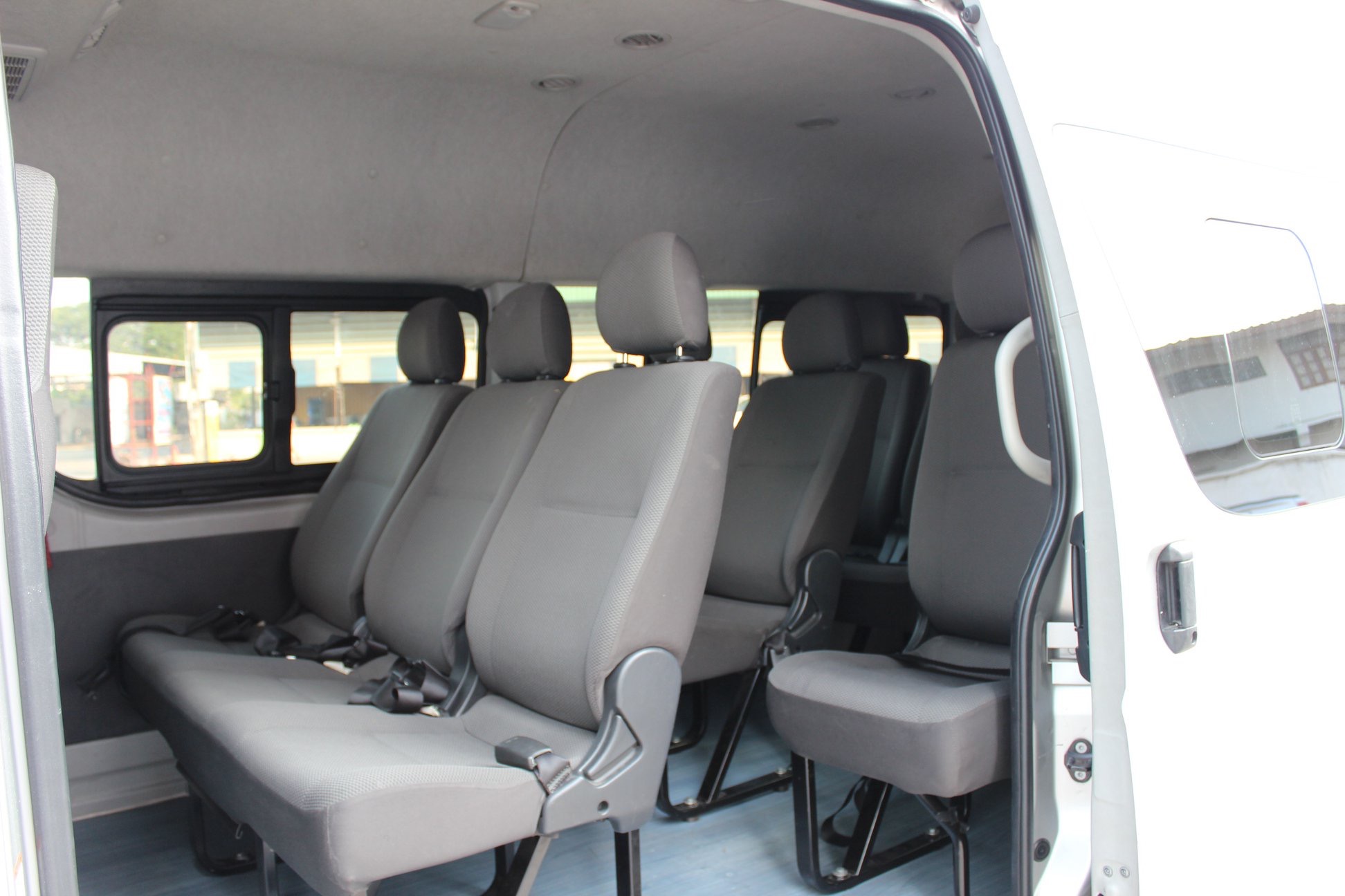 Toyota HiAce Commuter ปี 2016 สีเงิน (รูปที่ 3)