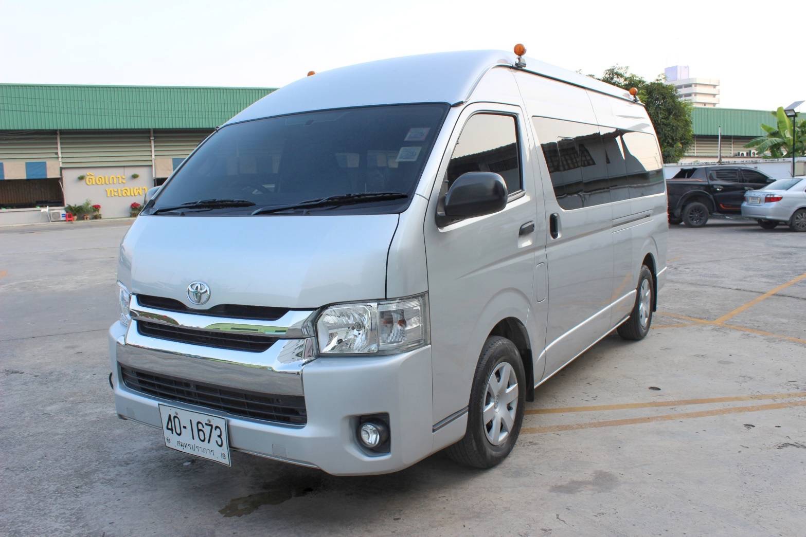 Toyota HiAce Commuter ปี 2016 สีเงิน