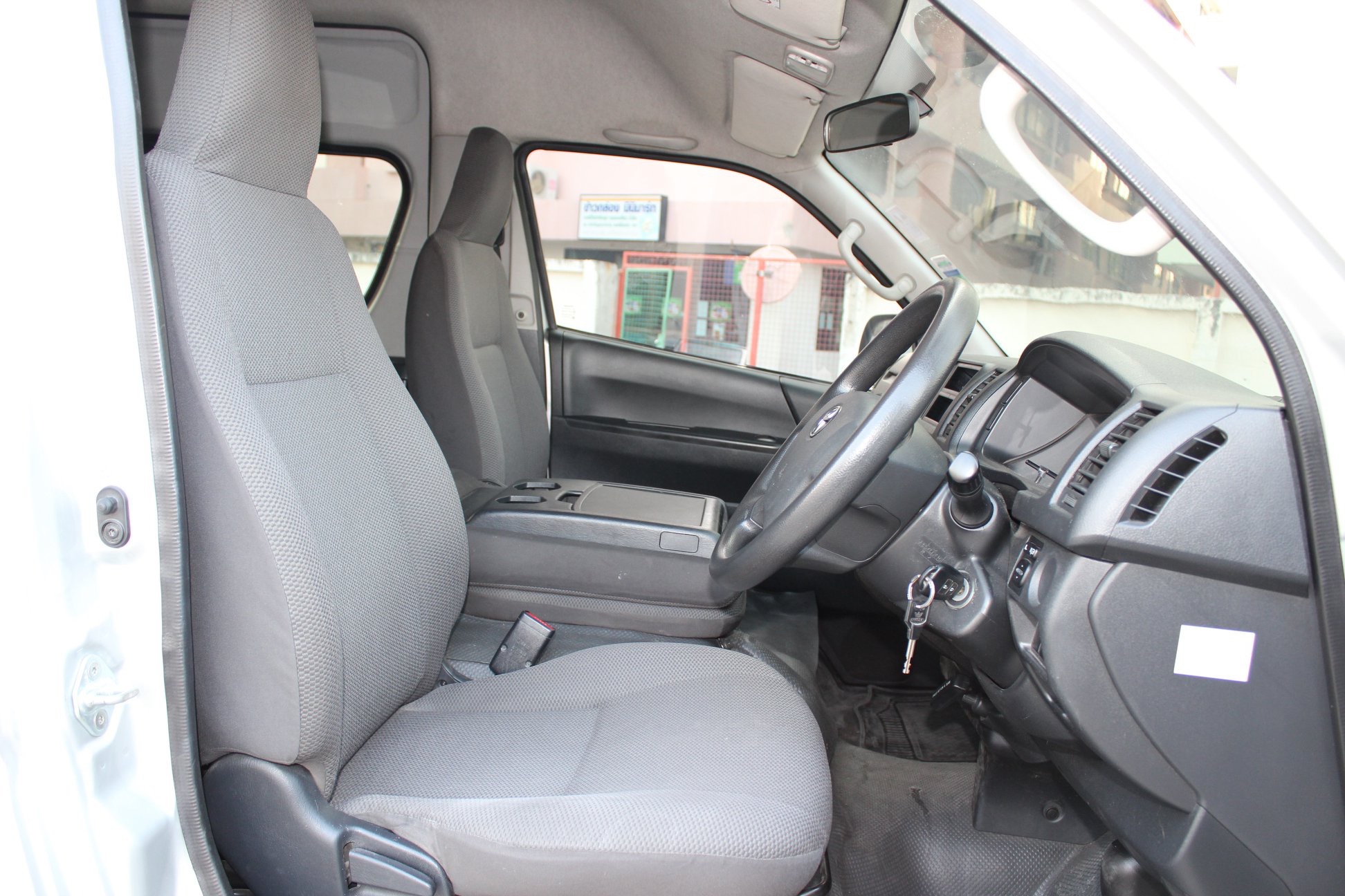 Toyota HiAce Commuter ปี 2016 สีเงิน (รูปที่ 12)