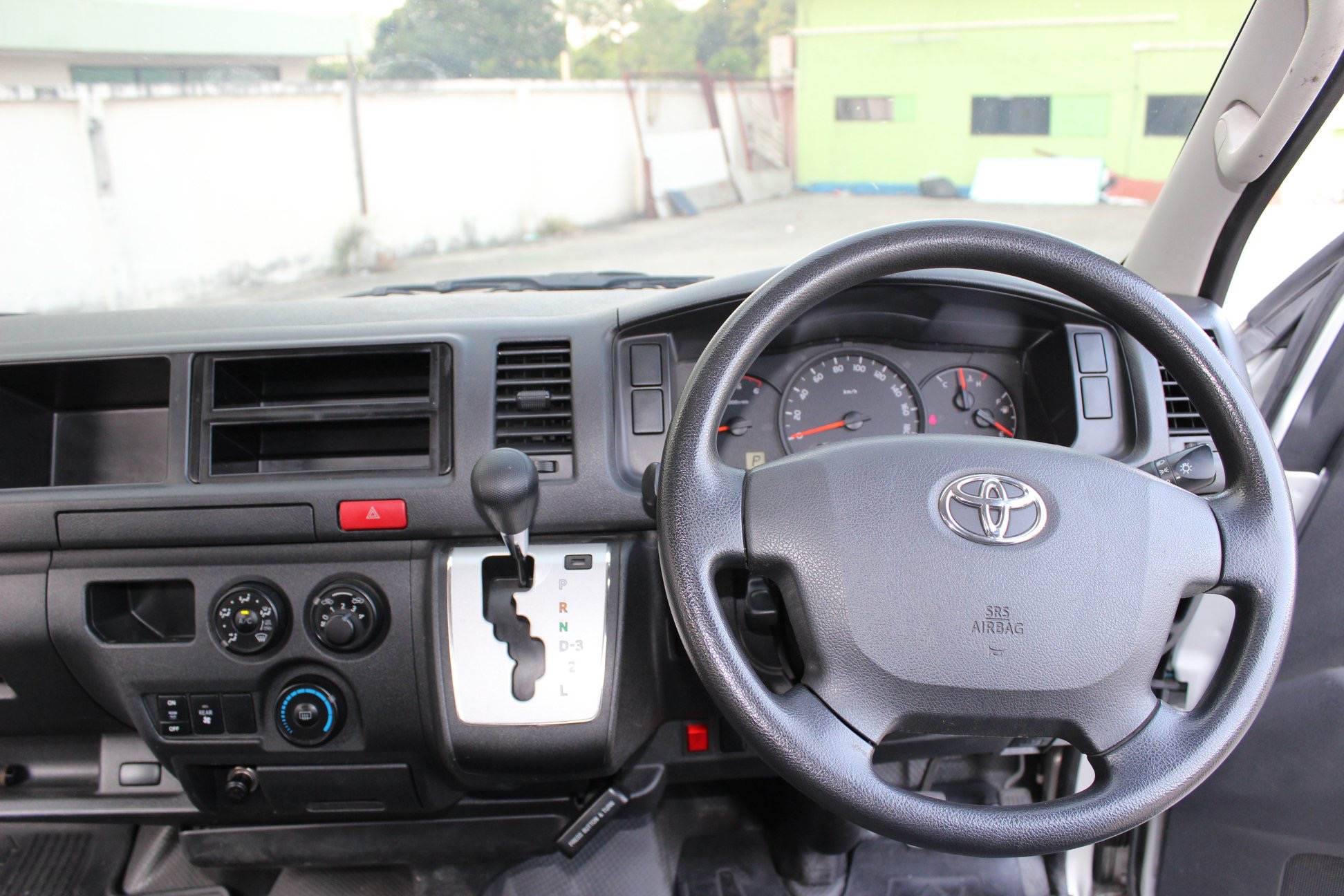 Toyota HiAce Commuter ปี 2016 สีเงิน