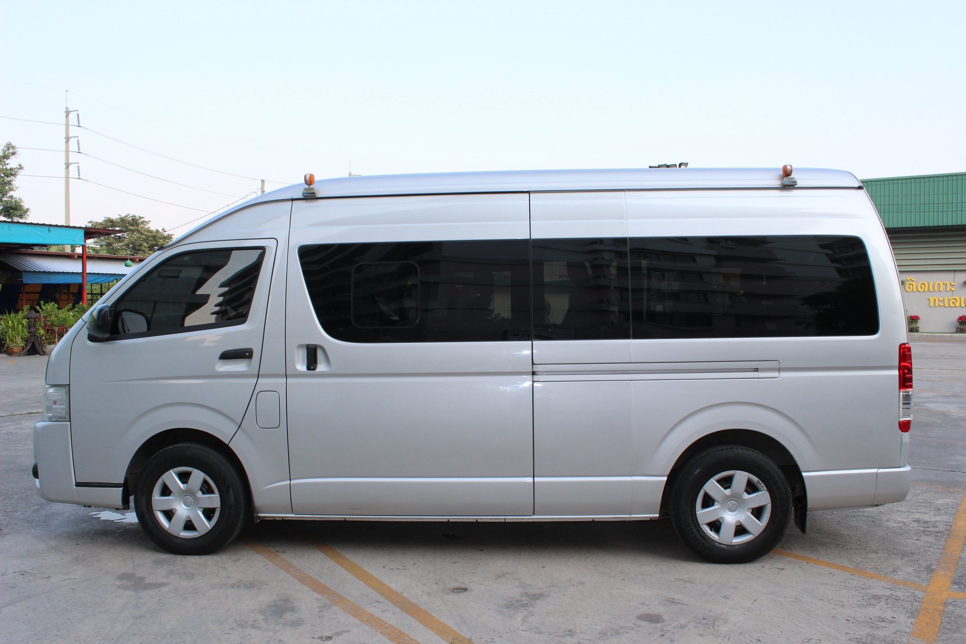 Toyota HiAce Commuter ปี 2016 สีเงิน