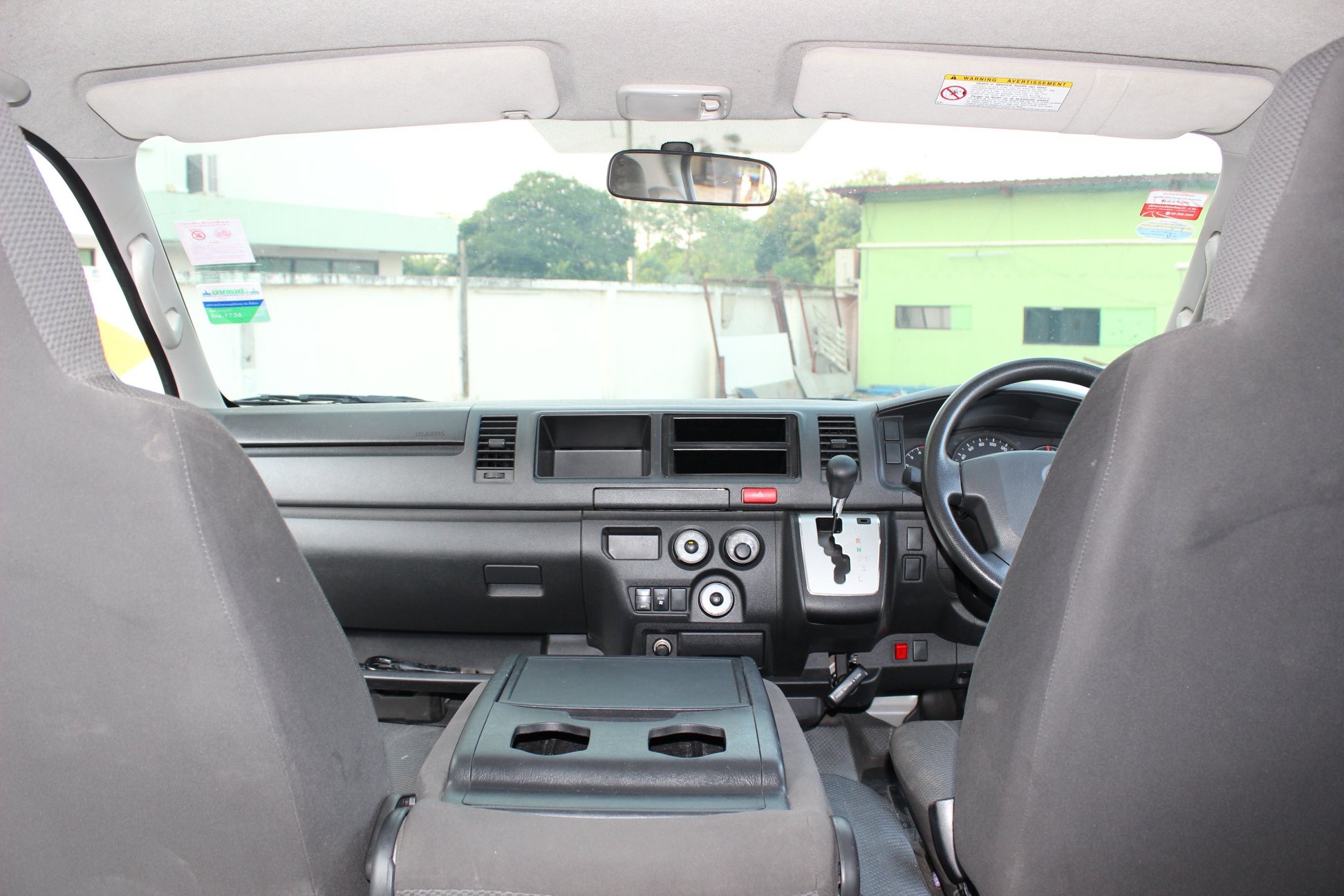 Toyota HiAce Commuter ปี 2016 สีเงิน (รูปที่ 9)