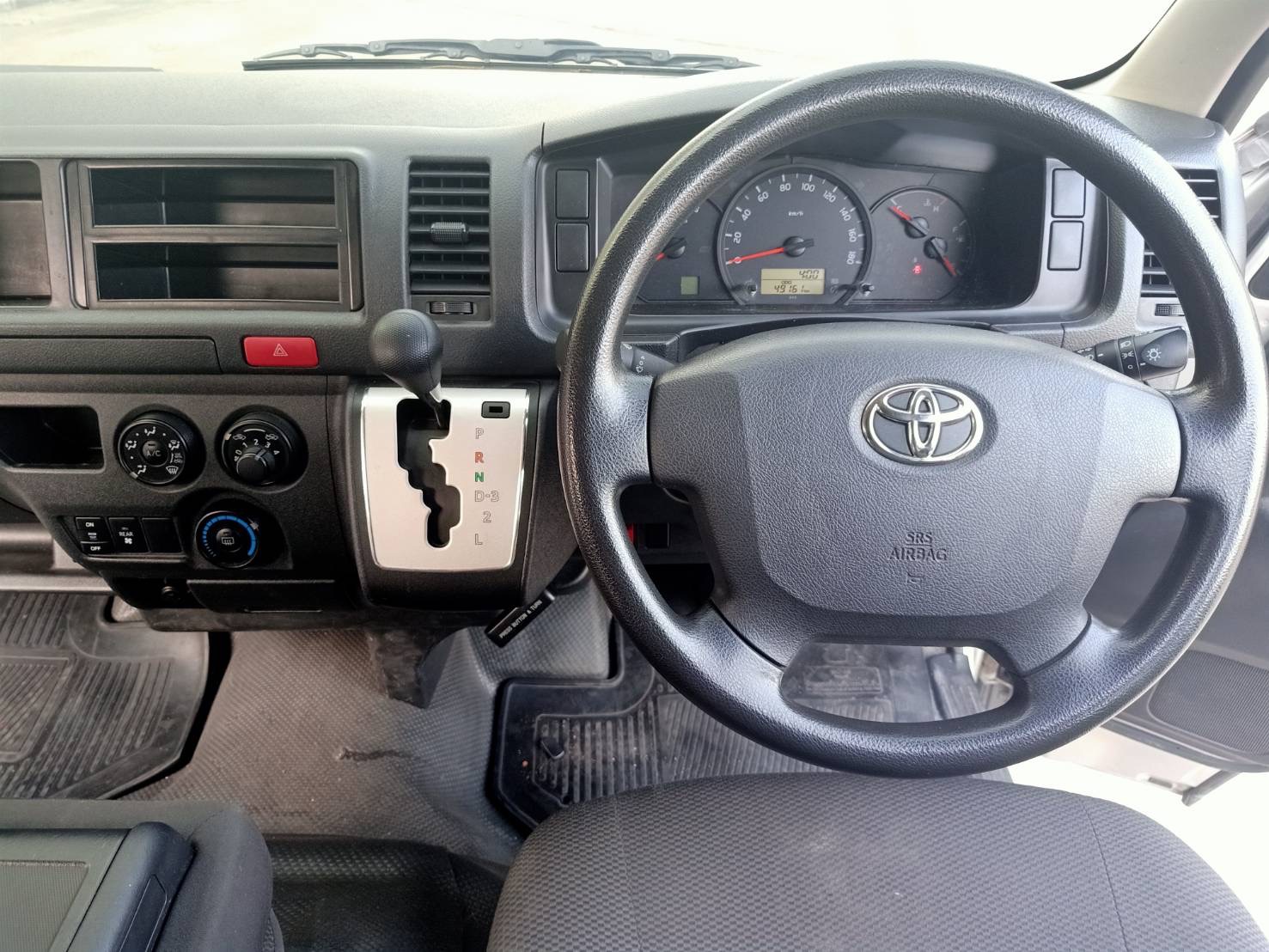 Toyota HiAce Commuter ปี 2016 สีเงิน (รูปที่ 7)