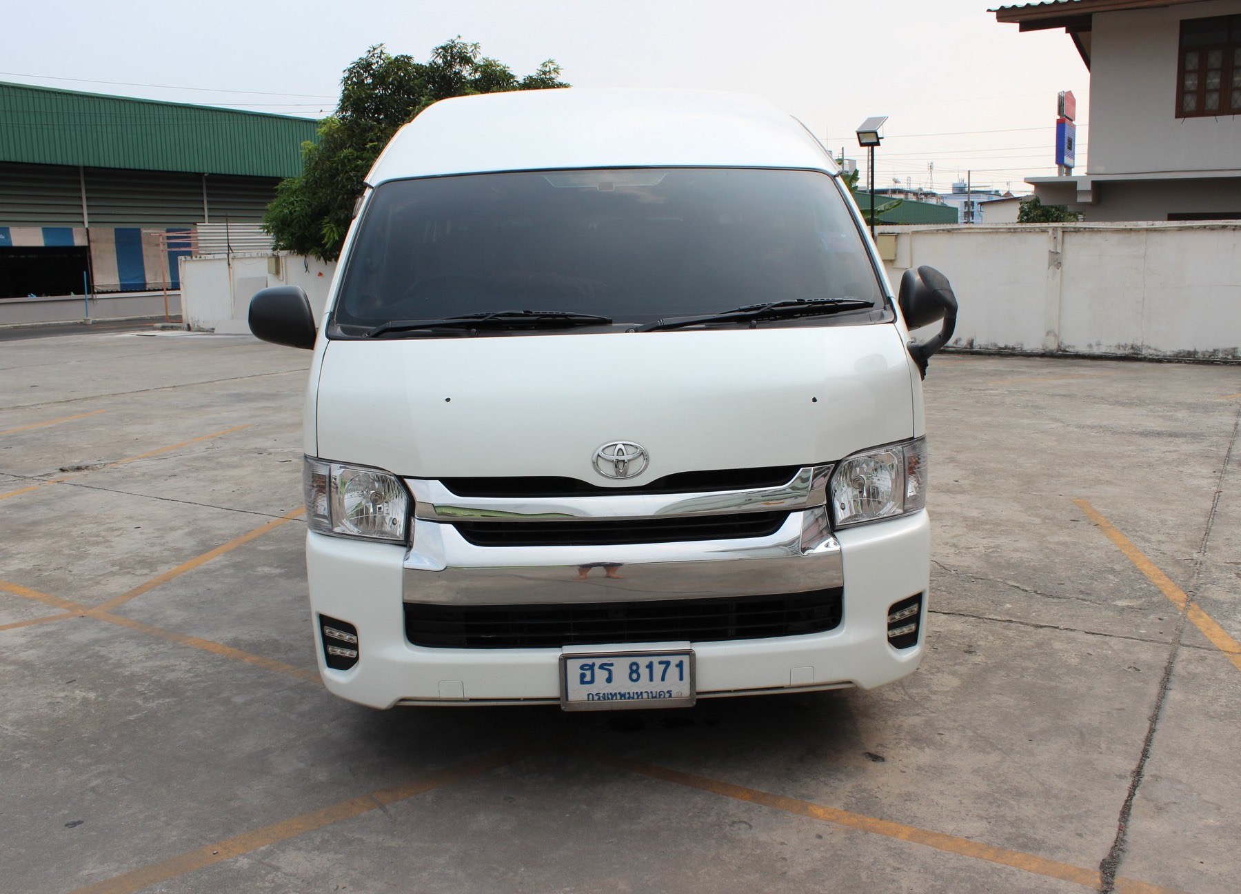 Toyota HiAce Commuter ปี 2012 สีขาว (รูปที่ 2)