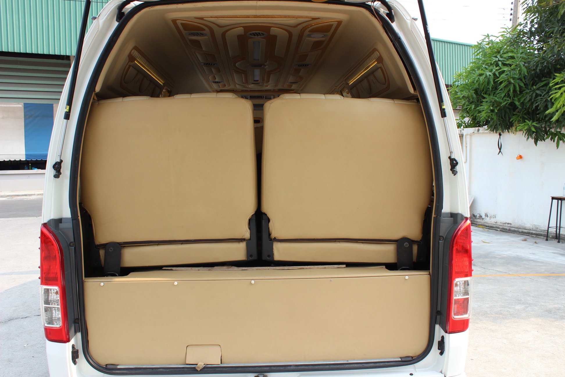 Toyota HiAce Commuter ปี 2012 สีขาว (รูปที่ 13)