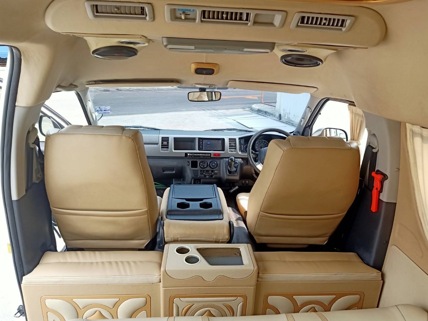Toyota HiAce Commuter ปี 2012 สีขาว (รูปที่ 3)
