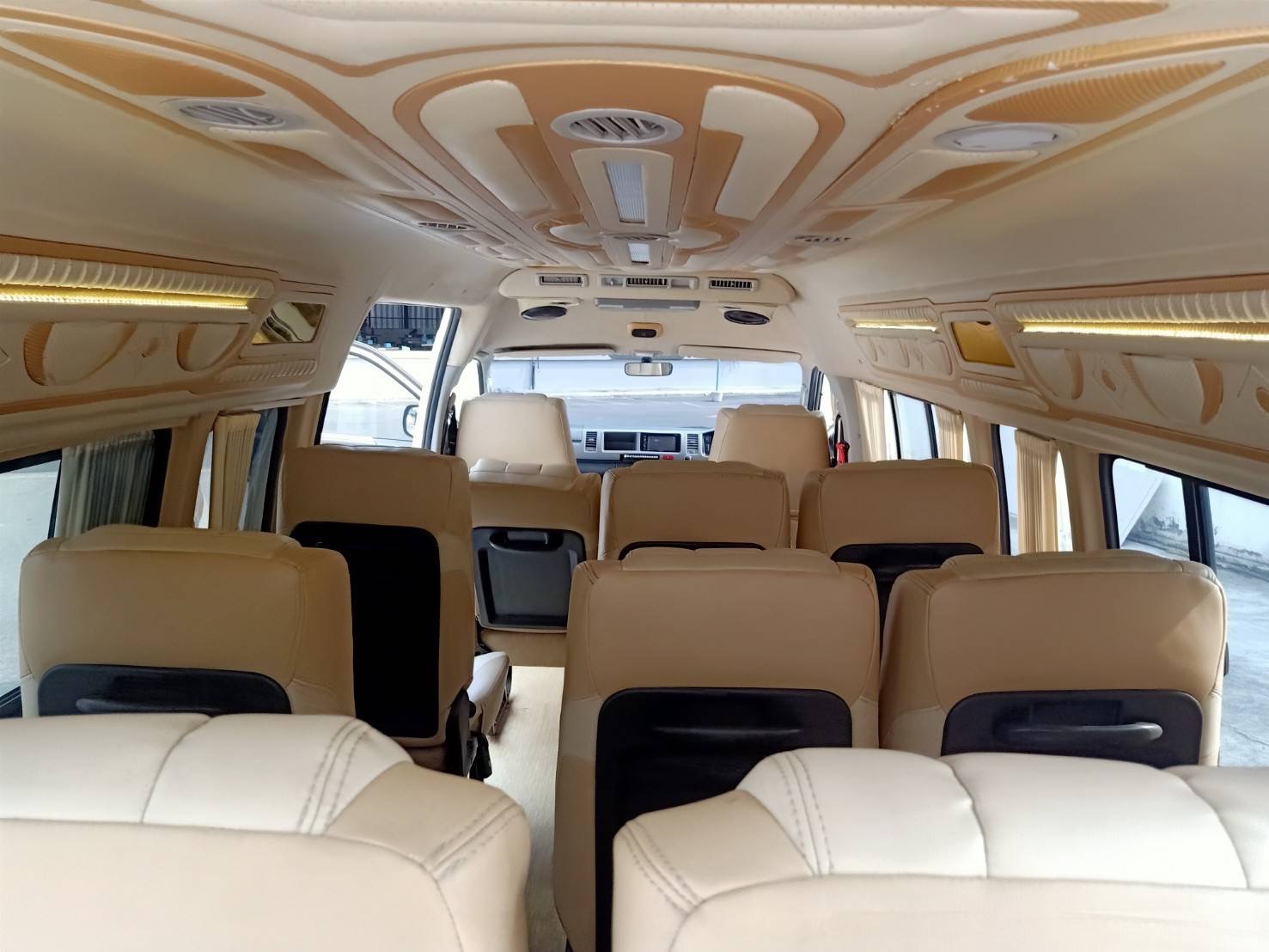 Toyota HiAce Commuter ปี 2012 สีขาว (รูปที่ 12)