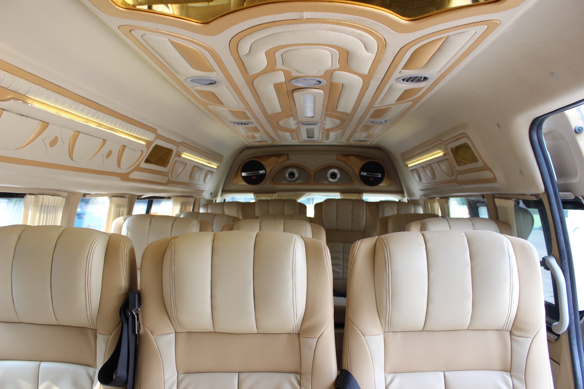 Toyota HiAce Commuter ปี 2012 สีขาว (รูปที่ 9)