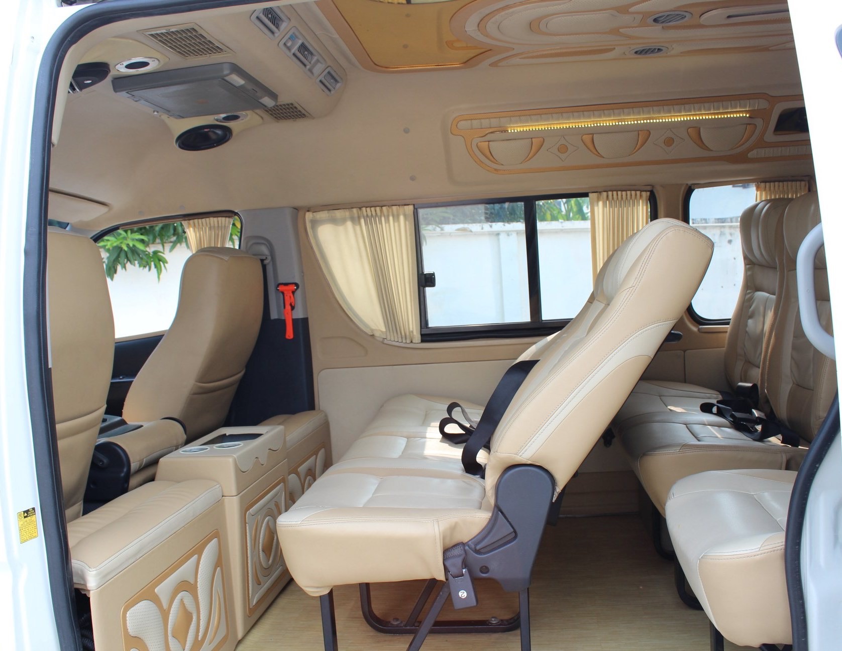 Toyota HiAce Commuter ปี 2012 สีขาว (รูปที่ 6)
