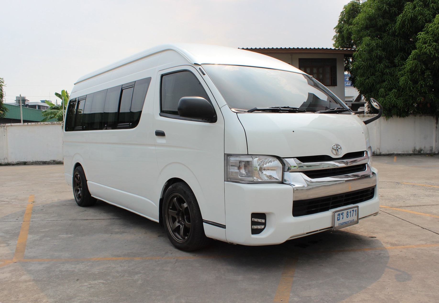 Toyota HiAce Commuter ปี 2012 สีขาว
