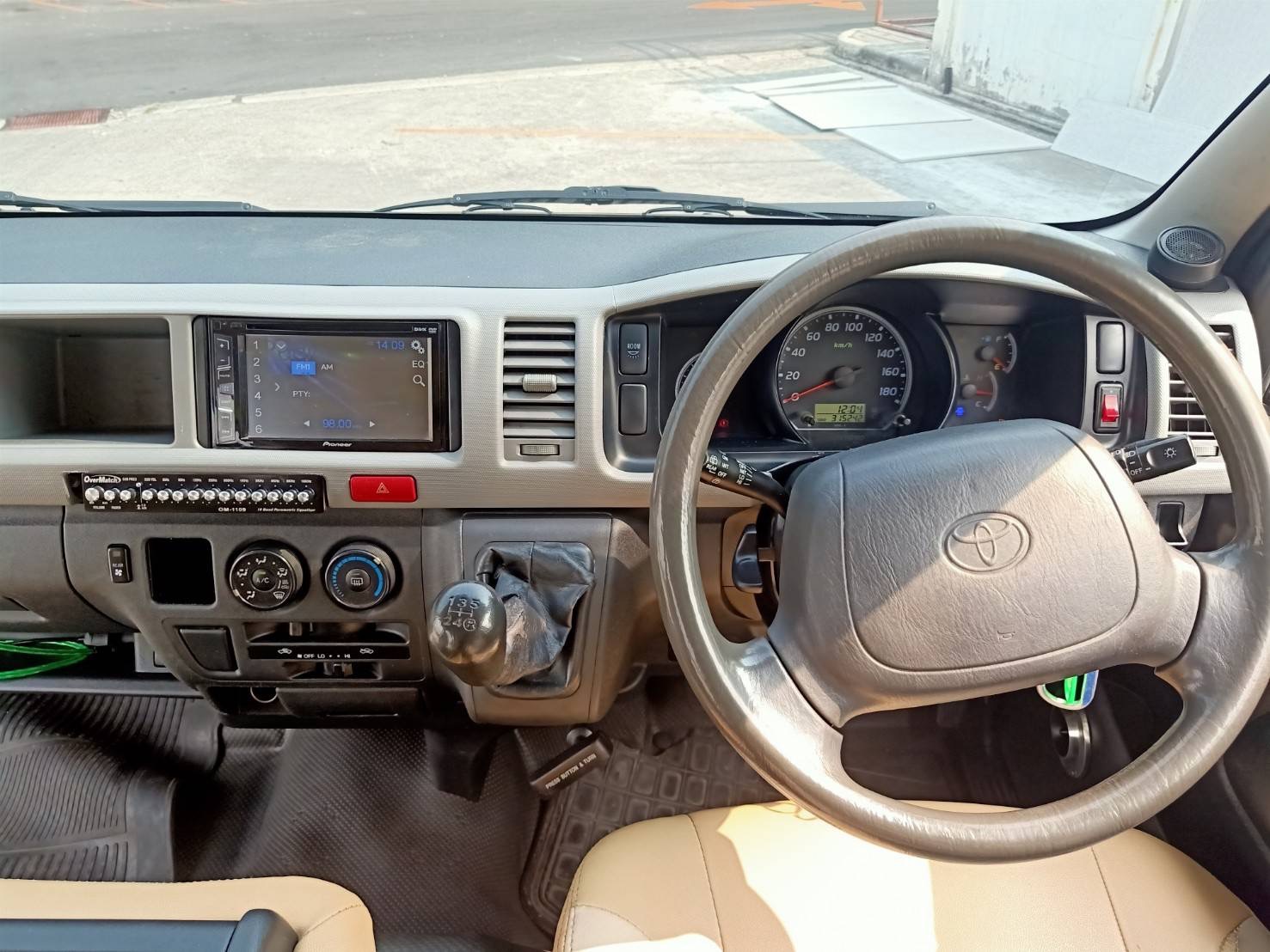 Toyota HiAce Commuter ปี 2012 สีขาว (รูปที่ 8)