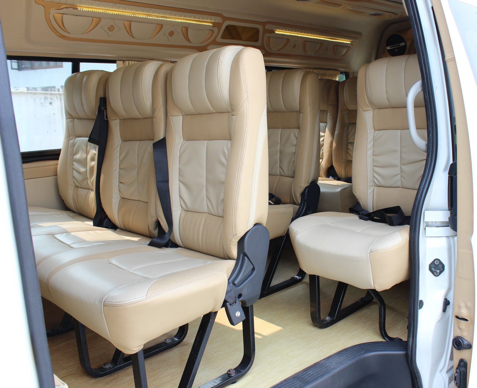 Toyota HiAce Commuter ปี 2012 สีขาว (รูปที่ 4)