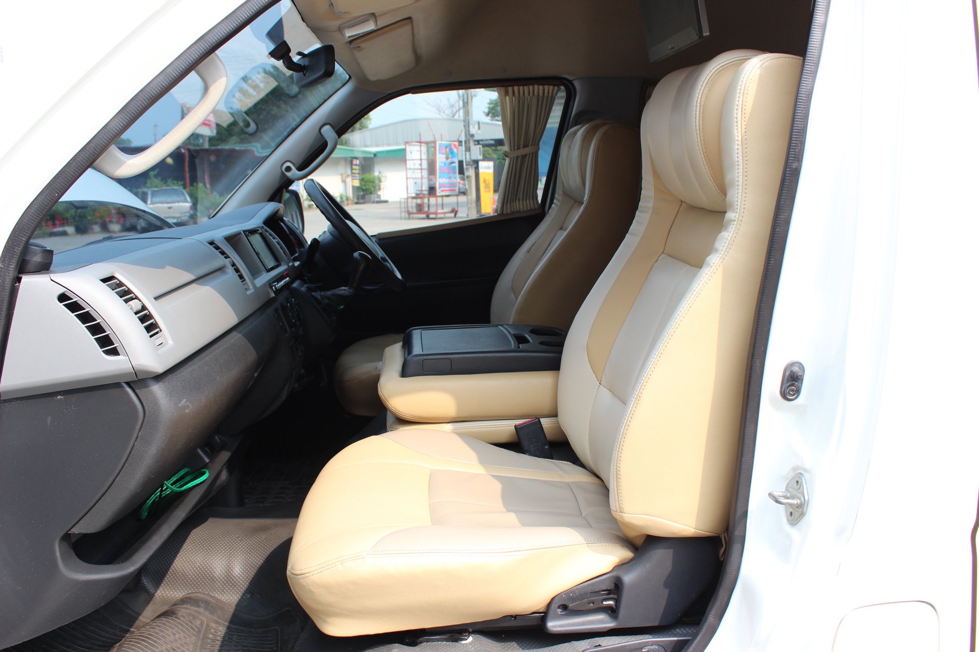 Toyota HiAce Commuter ปี 2012 สีขาว (รูปที่ 7)