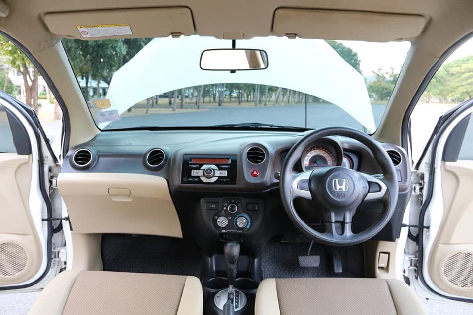 Honda Brio ปี 2011 สีขาว (รูปที่ 5)