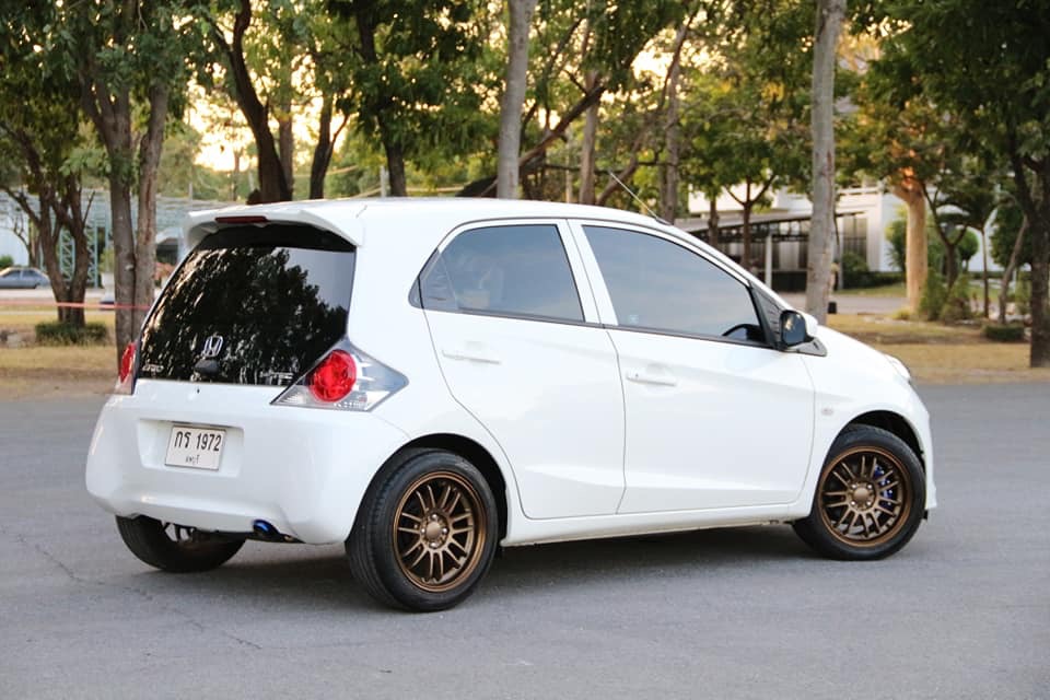 Honda Brio ปี 2011 สีขาว (รูปที่ 2)