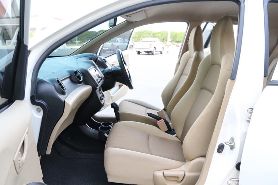 Honda Brio ปี 2011 สีขาว (รูปที่ 6)