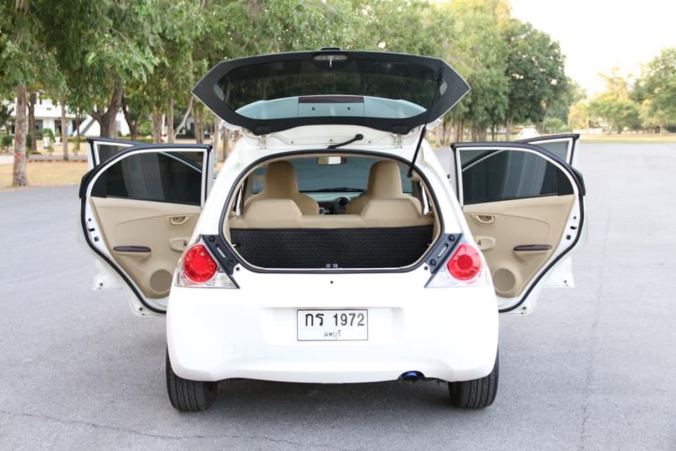 Honda Brio ปี 2011 สีขาว (รูปที่ 12)