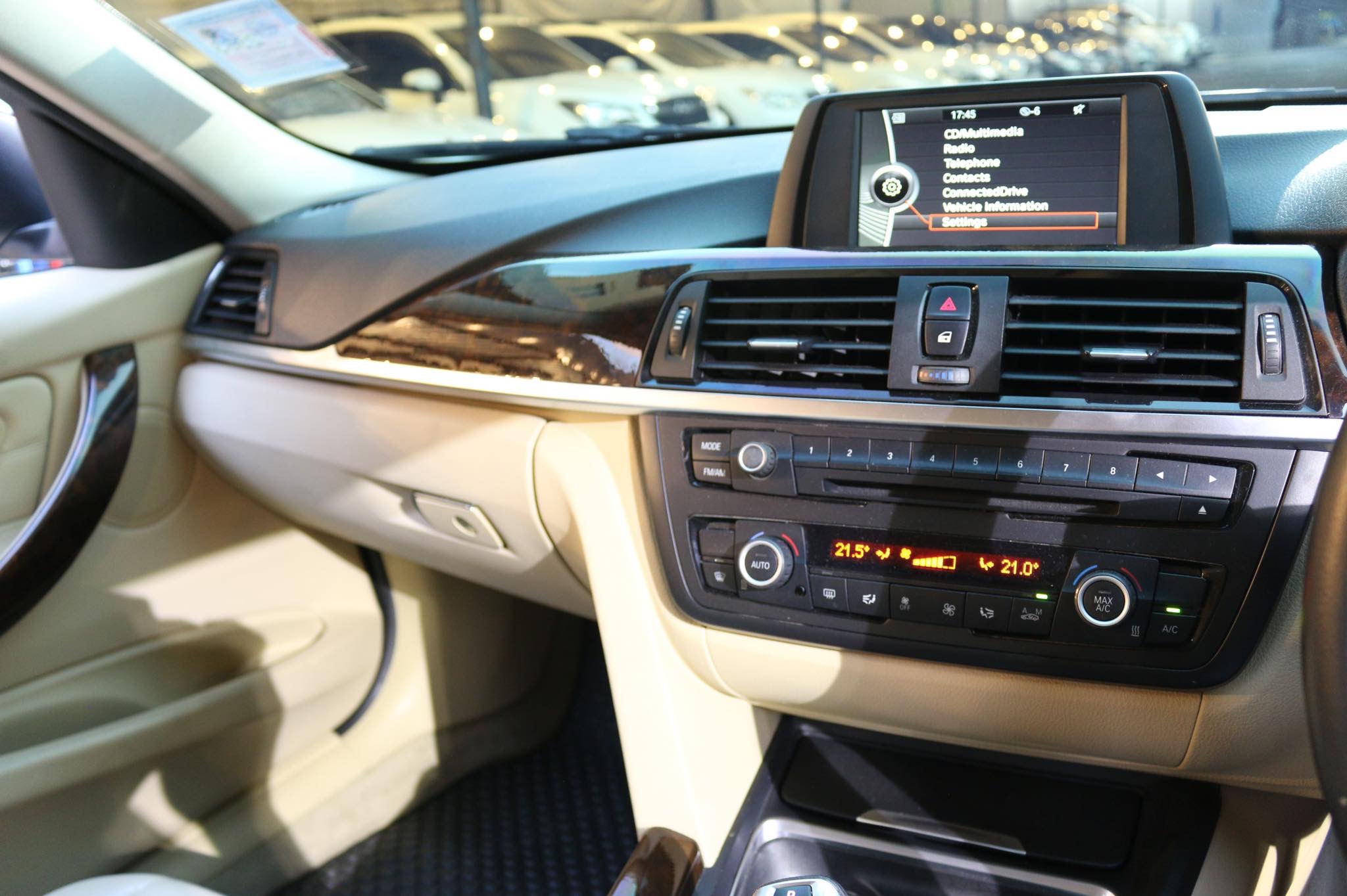 BMW 3 Series Gen6 F30 320i ปี 2013 สีขาว (รูปที่ 12)