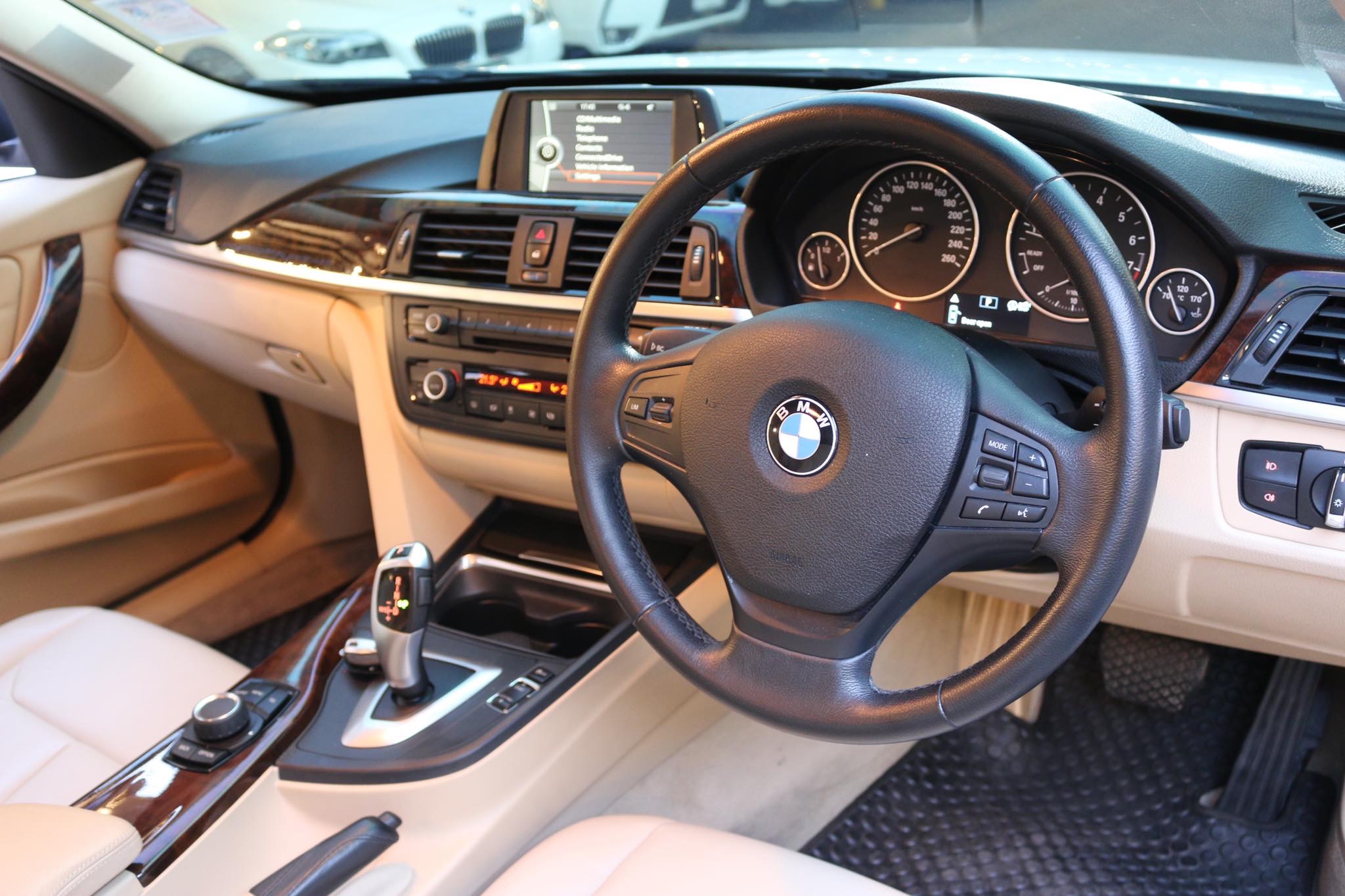 BMW 3 Series Gen6 F30 320i ปี 2013 สีขาว (รูปที่ 9)