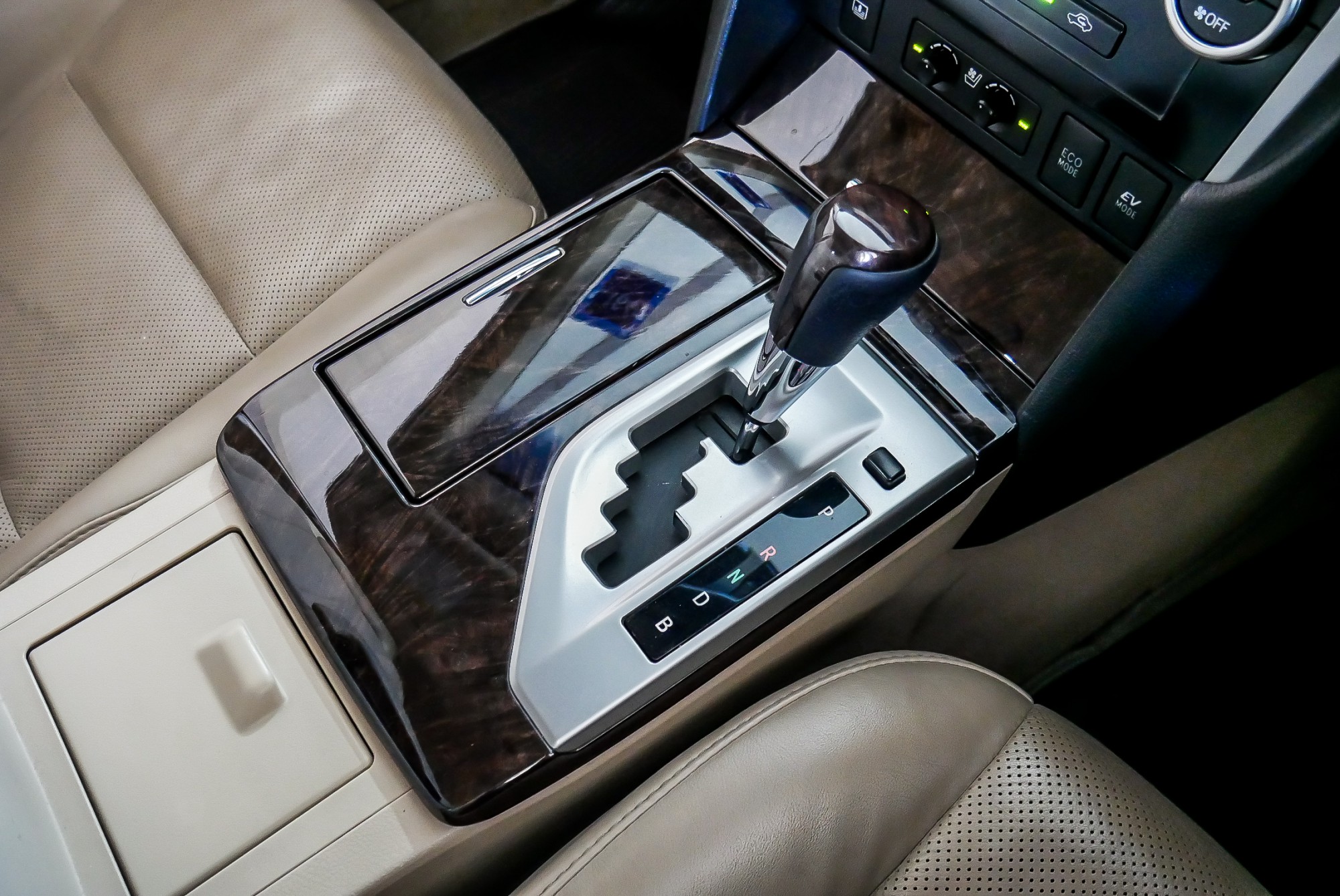 TOYOTA CAMRY 2.5 HV NAVI AT ปี 2014 สีดำ (รูปที่ 8)