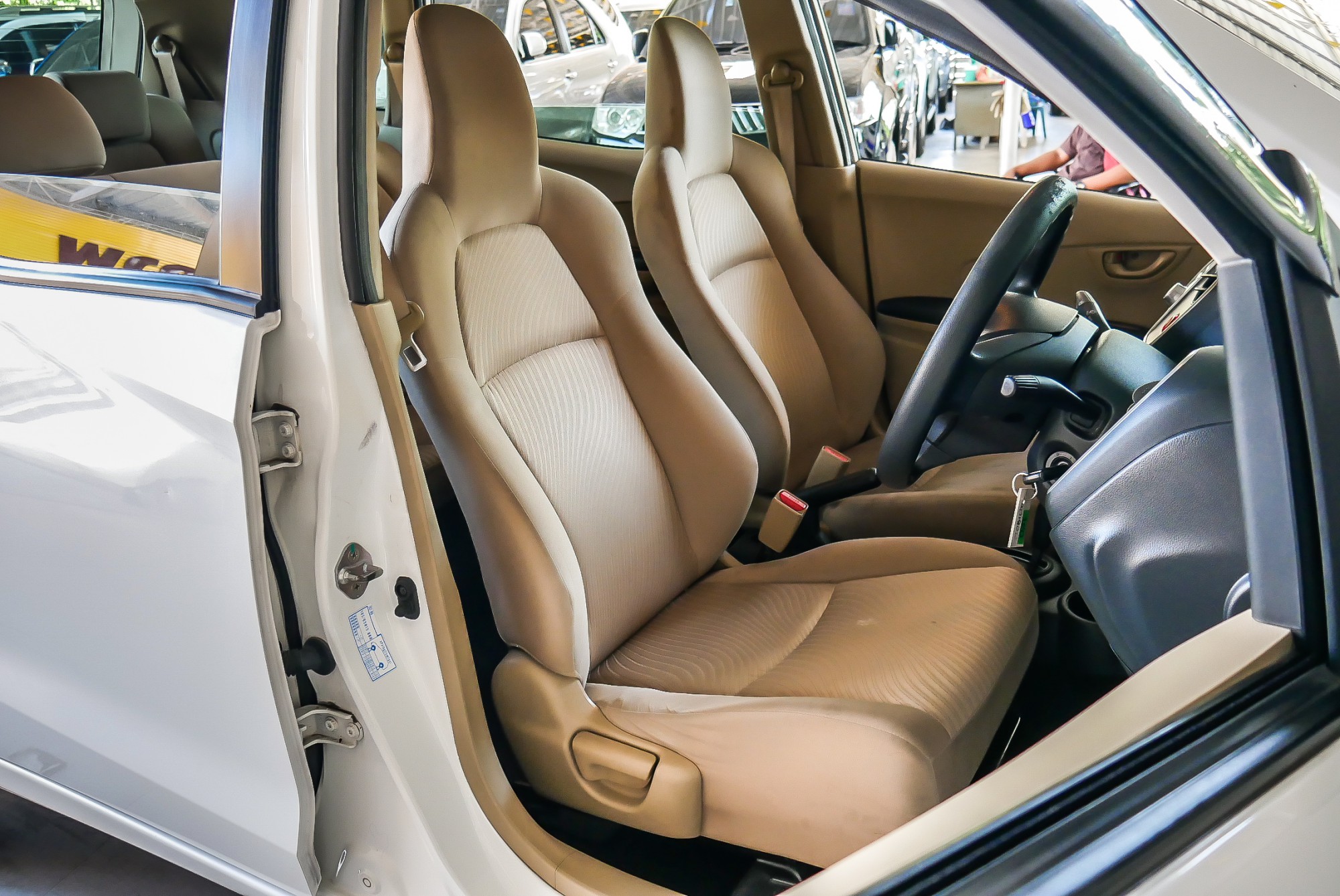 Honda Mobilio ปี 2015 สีขาว (รูปที่ 5)
